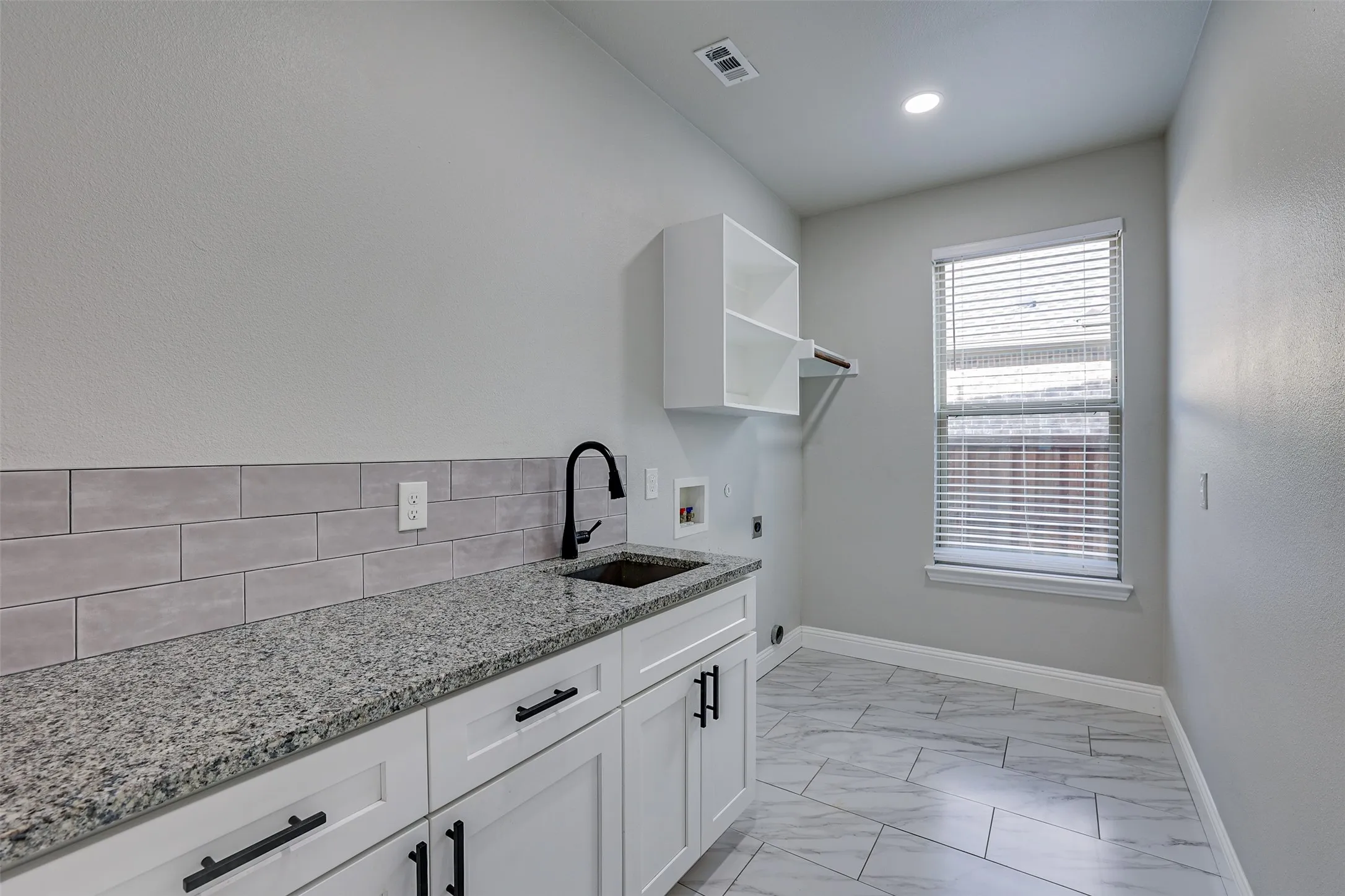 Single Family Residence For Sale in Tarrant County , 1804 Eastwood Court, Mansfield, Texas 76063, 5 Bedroom, 4 Bathroom, 2 Garage spaces, 3,716 Sqft, built in 2022, mls#21350437, Real Estate Agent in Mansfield, Homes For Sale in Tarrant county, Homes For Sale in Mansfield, Realtor in Mansfield Texas, Real Estate Brokerage Independent Realty Texas, Luminita Cordes Realtor