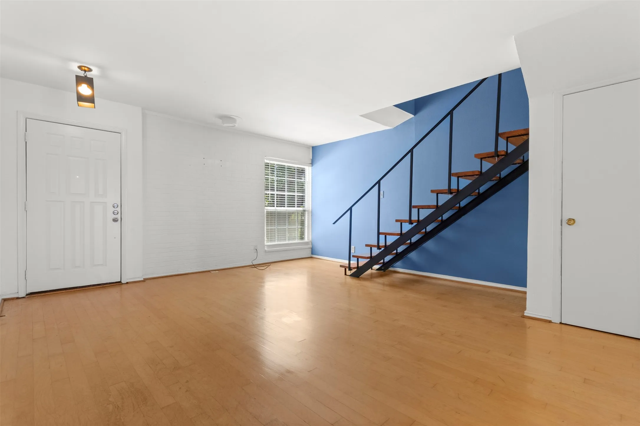 Condominium For Sale in Dallas County , 7801 Royal Lane, Dallas, Texas 75230, 1 Bedroom, 2 Bathroom, Garage spaces, 782 Sqft, built in 1965, mls#21349688, Real Estate Agent in Dallas, Homes For Sale in Dallas county, Homes For Sale in Dallas, Realtor in Dallas Texas, Real Estate Brokerage Independent Realty Texas, Luminita Cordes Realtor