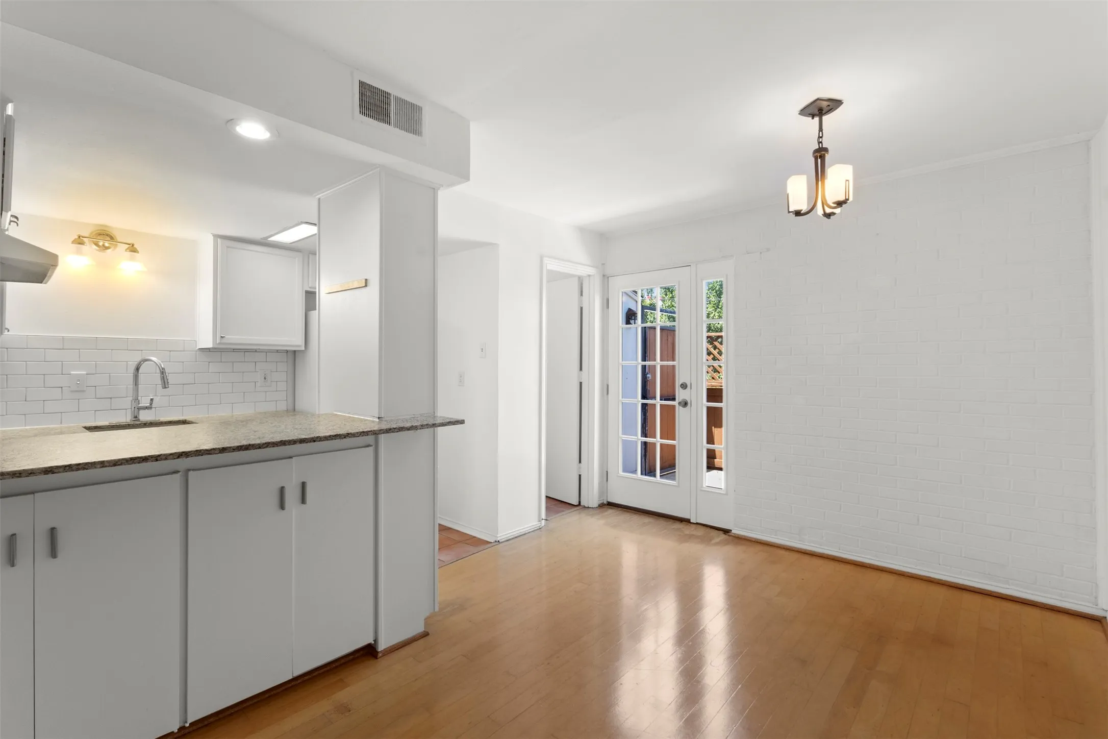 Condominium For Sale in Dallas County , 7801 Royal Lane, Dallas, Texas 75230, 1 Bedroom, 2 Bathroom, Garage spaces, 782 Sqft, built in 1965, mls#21349688, Real Estate Agent in Dallas, Homes For Sale in Dallas county, Homes For Sale in Dallas, Realtor in Dallas Texas, Real Estate Brokerage Independent Realty Texas, Luminita Cordes Realtor
