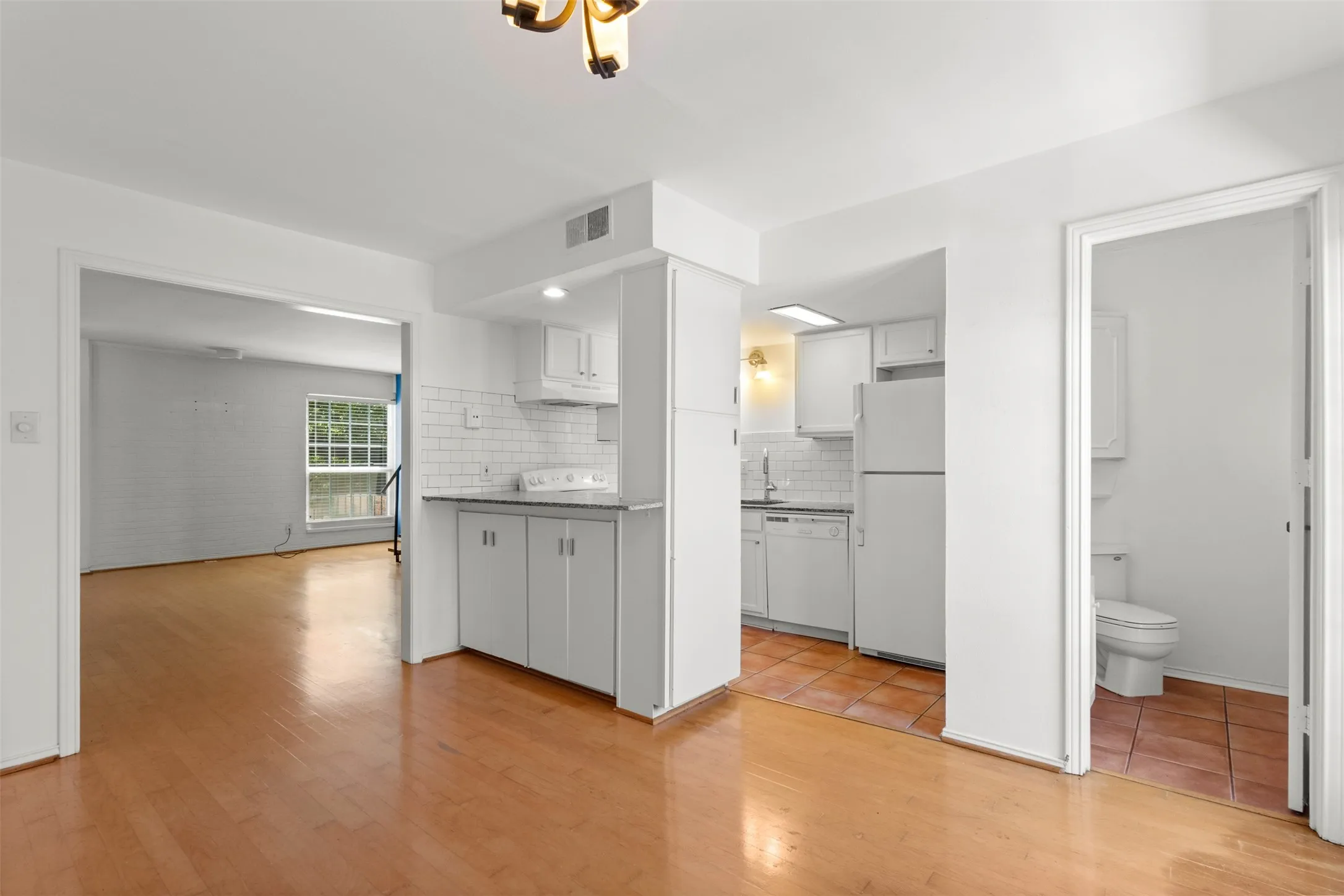 Condominium For Sale in Dallas County , 7801 Royal Lane, Dallas, Texas 75230, 1 Bedroom, 2 Bathroom, Garage spaces, 782 Sqft, built in 1965, mls#21349688, Real Estate Agent in Dallas, Homes For Sale in Dallas county, Homes For Sale in Dallas, Realtor in Dallas Texas, Real Estate Brokerage Independent Realty Texas, Luminita Cordes Realtor