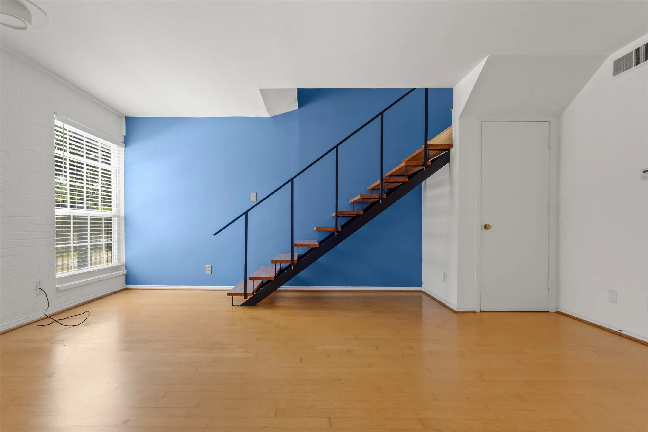 Condominium For Sale in Dallas County , 7801 Royal Lane, Dallas, Texas 75230, 1 Bedroom, 2 Bathroom, Garage spaces, 782 Sqft, built in 1965, mls#21349688, Real Estate Agent in Dallas, Homes For Sale in Dallas county, Homes For Sale in Dallas, Realtor in Dallas Texas, Real Estate Brokerage Independent Realty Texas, Luminita Cordes Realtor