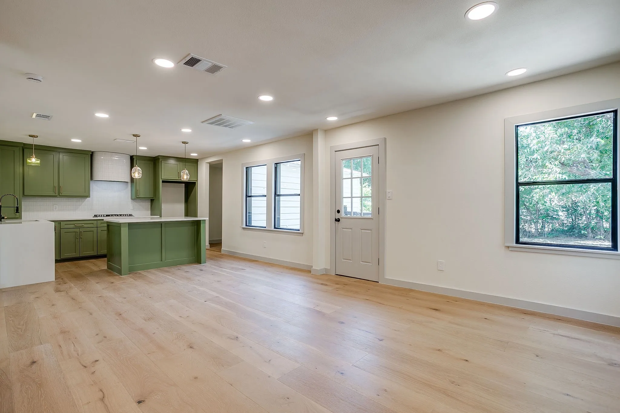 Single Family Residence For Sale in Tarrant County , 2704 W Biddison Street, Fort Worth, Texas 76109, 4 Bedroom, 3 Bathroom, Garage spaces, 1,458 Sqft, built in 1947, mls#21345608, Real Estate Agent in Fort Worth, Homes For Sale in Tarrant county, Homes For Sale in Fort Worth, Realtor in Fort Worth Texas, Real Estate Brokerage Independent Realty Texas, Luminita Cordes Realtor