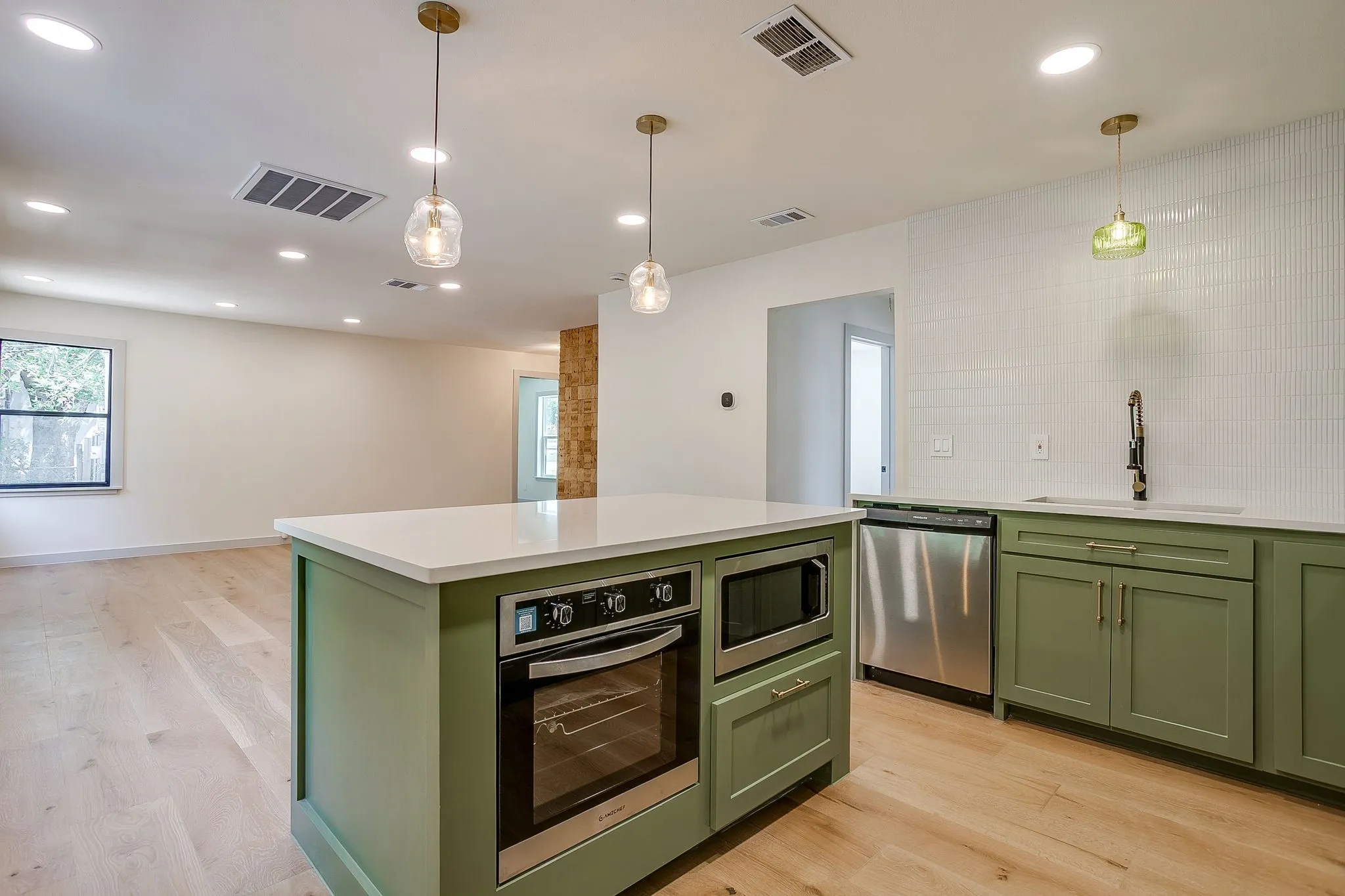 Single Family Residence For Sale in Tarrant County , 2704 W Biddison Street, Fort Worth, Texas 76109, 4 Bedroom, 3 Bathroom, Garage spaces, 1,458 Sqft, built in 1947, mls#21345608, Real Estate Agent in Fort Worth, Homes For Sale in Tarrant county, Homes For Sale in Fort Worth, Realtor in Fort Worth Texas, Real Estate Brokerage Independent Realty Texas, Luminita Cordes Realtor