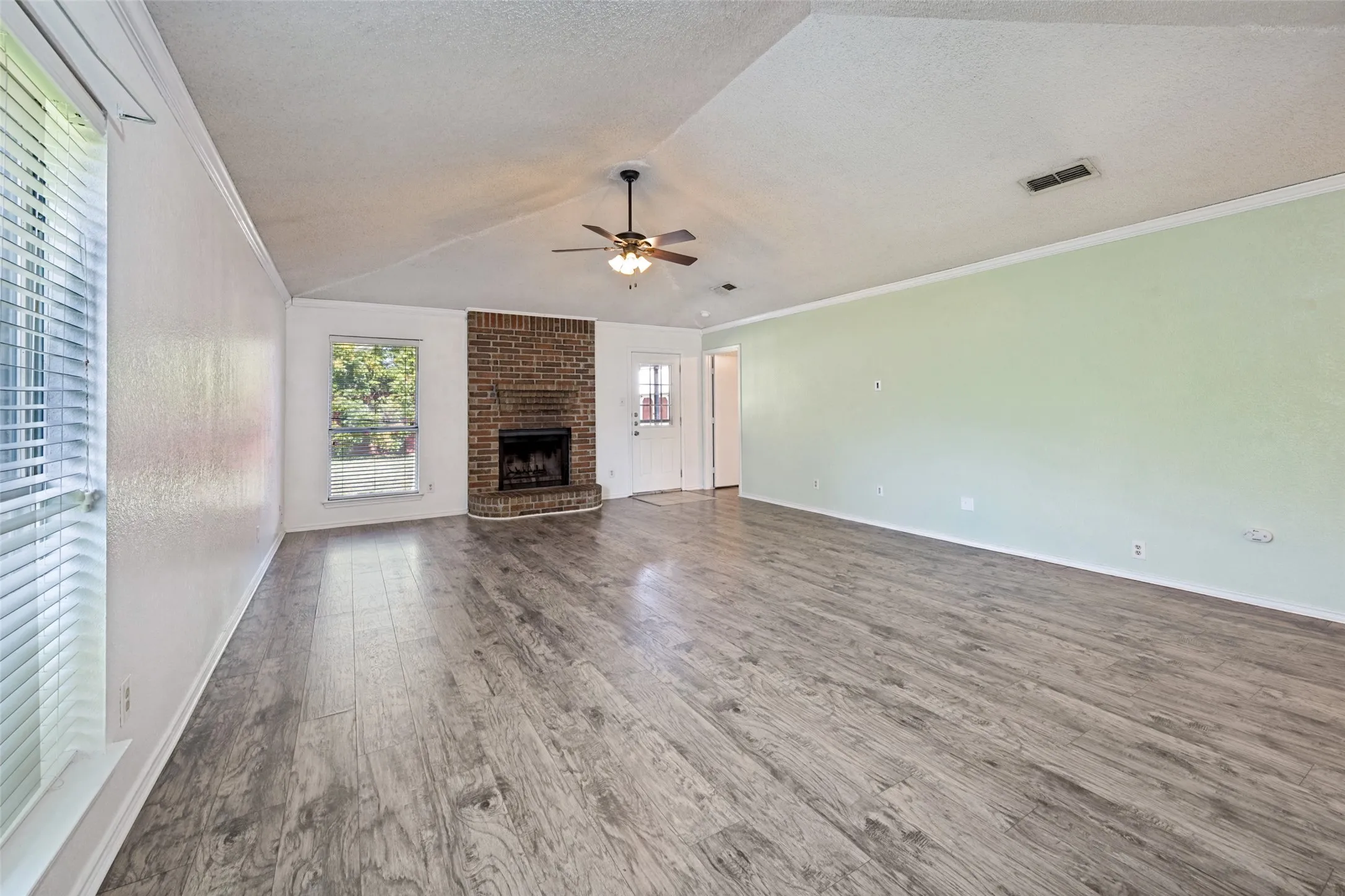 Single Family Residence For Rent in Tarrant County , 9008 Topperwind Court, Fort Worth, Texas 76134, 3 Bedroom, 2 Bathroom, 2 Garage spaces, 1,511 Sqft, built in 1987, mls#21350445, Real Estate Agent in Fort Worth, Homes For Rent in Tarrant county, Homes For Rent in Fort Worth, Realtor in Fort Worth Texas, Real Estate Brokerage Independent Realty Texas, Luminita Cordes Realtor