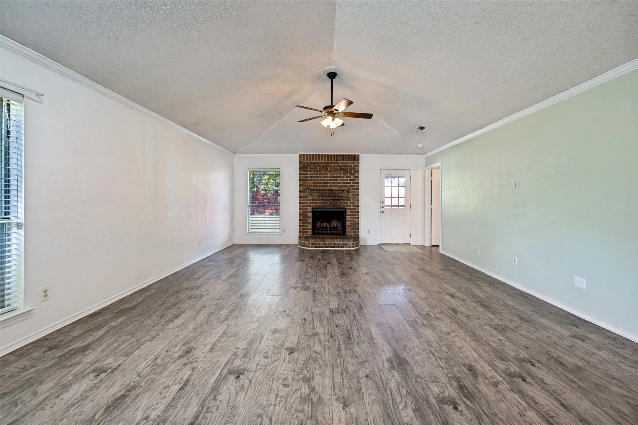Single Family Residence For Rent in Tarrant County , 9008 Topperwind Court, Fort Worth, Texas 76134, 3 Bedroom, 2 Bathroom, 2 Garage spaces, 1,511 Sqft, built in 1987, mls#21350445, Real Estate Agent in Fort Worth, Homes For Rent in Tarrant county, Homes For Rent in Fort Worth, Realtor in Fort Worth Texas, Real Estate Brokerage Independent Realty Texas, Luminita Cordes Realtor
