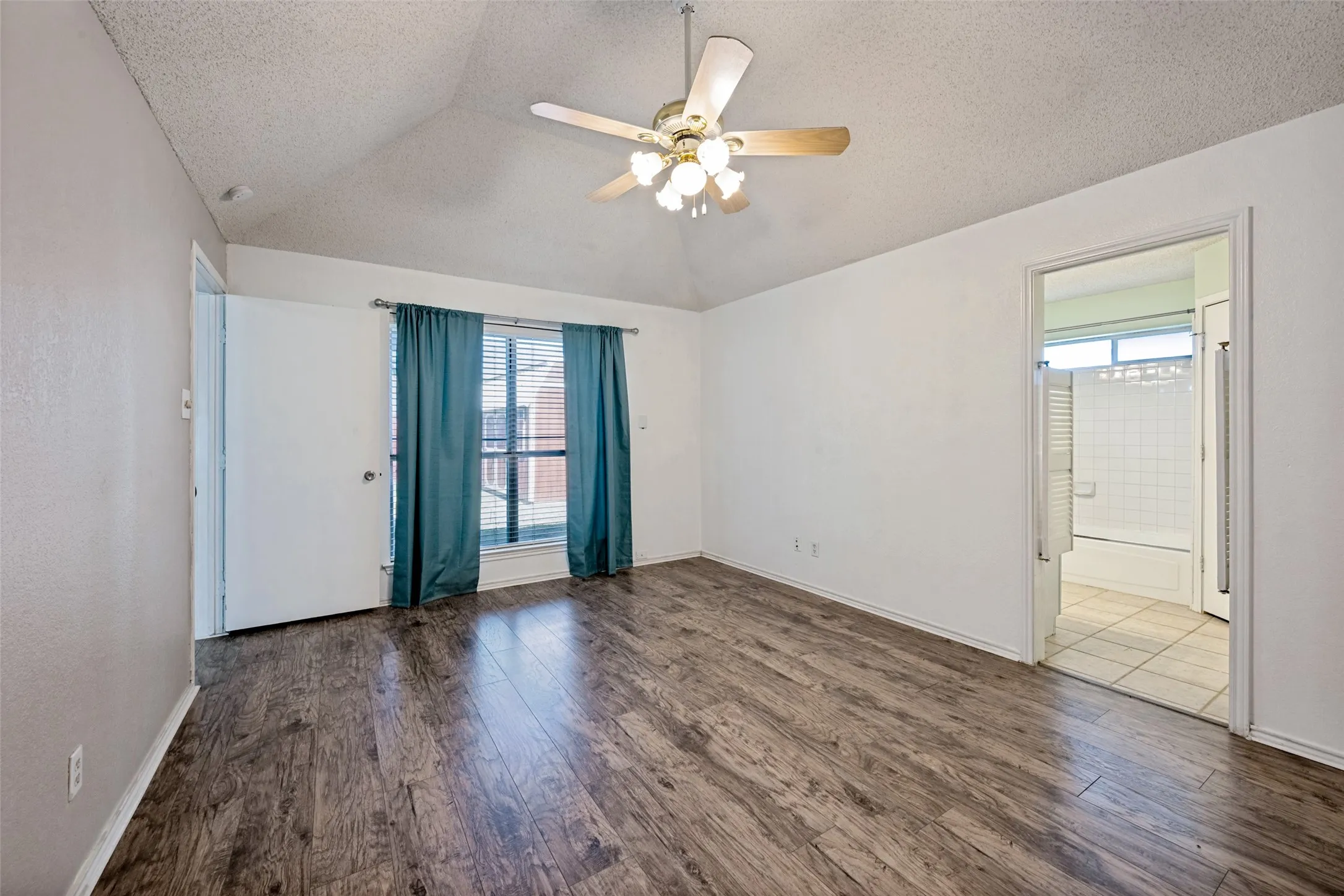 Single Family Residence For Rent in Tarrant County , 9008 Topperwind Court, Fort Worth, Texas 76134, 3 Bedroom, 2 Bathroom, 2 Garage spaces, 1,511 Sqft, built in 1987, mls#21350445, Real Estate Agent in Fort Worth, Homes For Rent in Tarrant county, Homes For Rent in Fort Worth, Realtor in Fort Worth Texas, Real Estate Brokerage Independent Realty Texas, Luminita Cordes Realtor