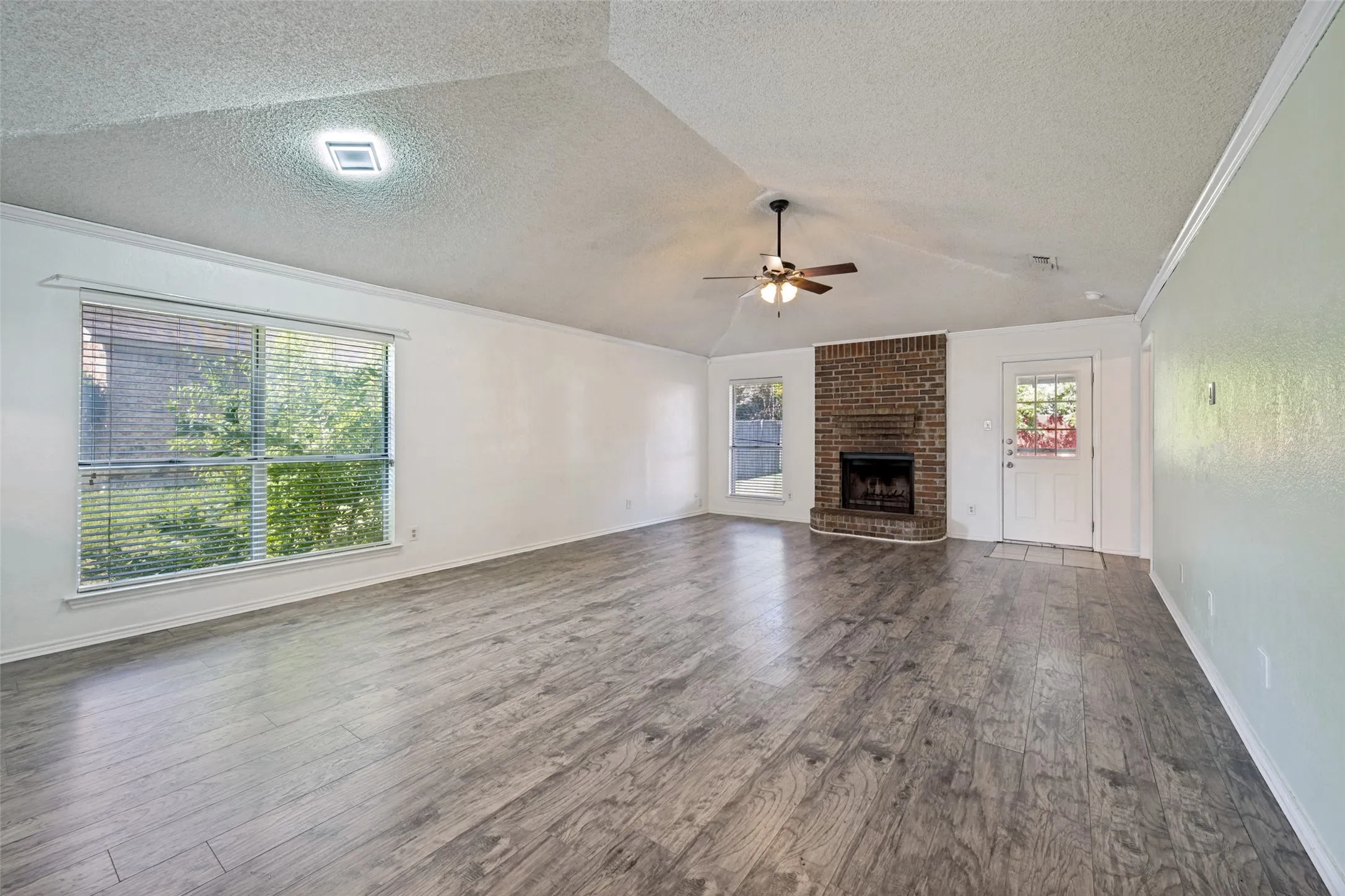 Single Family Residence For Rent in Tarrant County , 9008 Topperwind Court, Fort Worth, Texas 76134, 3 Bedroom, 2 Bathroom, 2 Garage spaces, 1,511 Sqft, built in 1987, mls#21350445, Real Estate Agent in Fort Worth, Homes For Rent in Tarrant county, Homes For Rent in Fort Worth, Realtor in Fort Worth Texas, Real Estate Brokerage Independent Realty Texas, Luminita Cordes Realtor