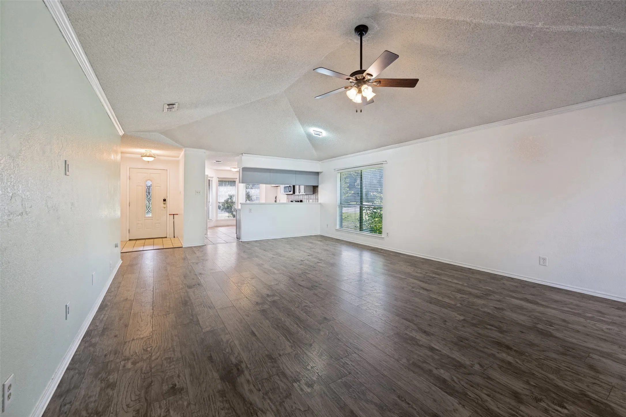Single Family Residence For Rent in Tarrant County , 9008 Topperwind Court, Fort Worth, Texas 76134, 3 Bedroom, 2 Bathroom, 2 Garage spaces, 1,511 Sqft, built in 1987, mls#21350445, Real Estate Agent in Fort Worth, Homes For Rent in Tarrant county, Homes For Rent in Fort Worth, Realtor in Fort Worth Texas, Real Estate Brokerage Independent Realty Texas, Luminita Cordes Realtor