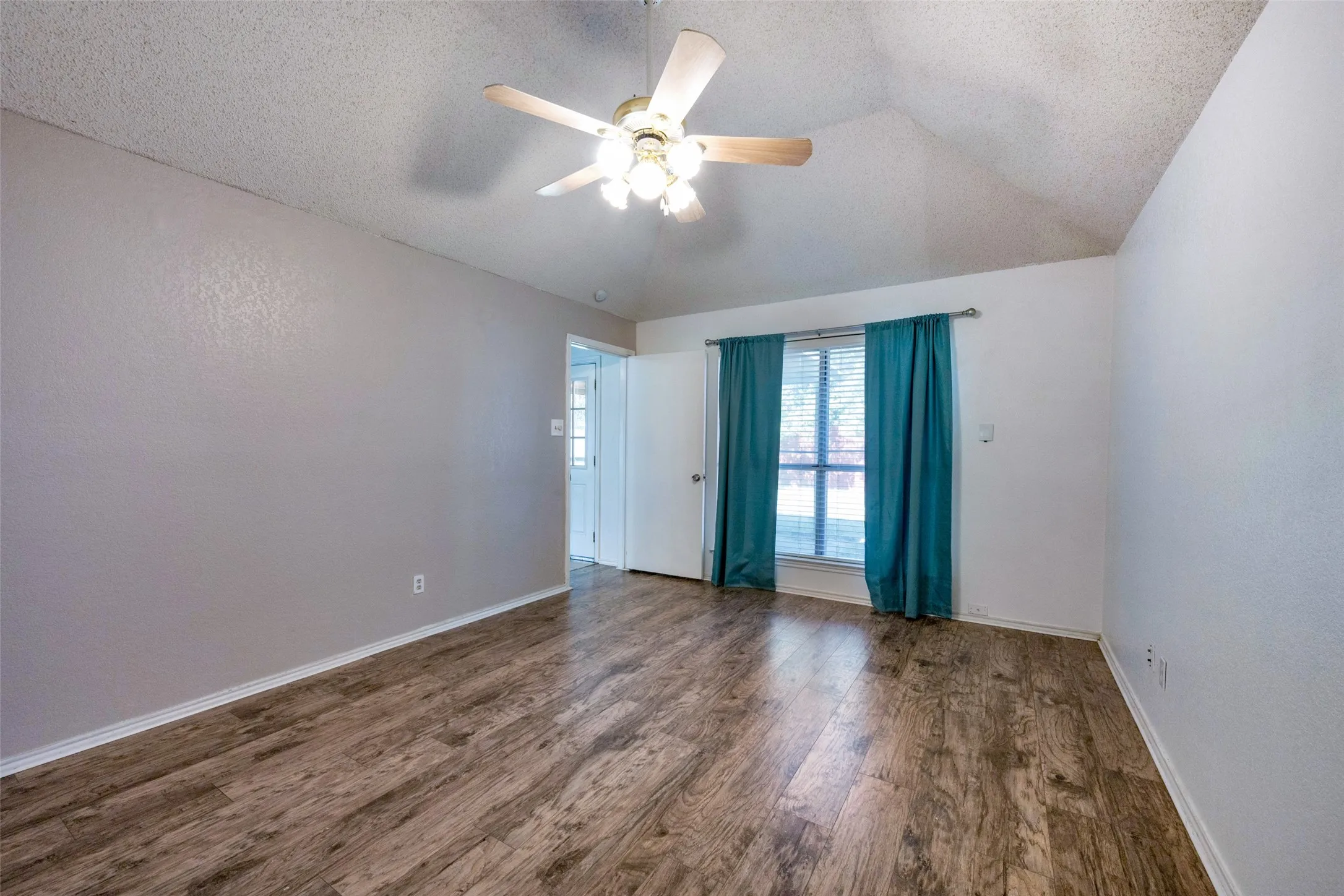 Single Family Residence For Rent in Tarrant County , 9008 Topperwind Court, Fort Worth, Texas 76134, 3 Bedroom, 2 Bathroom, 2 Garage spaces, 1,511 Sqft, built in 1987, mls#21350445, Real Estate Agent in Fort Worth, Homes For Rent in Tarrant county, Homes For Rent in Fort Worth, Realtor in Fort Worth Texas, Real Estate Brokerage Independent Realty Texas, Luminita Cordes Realtor