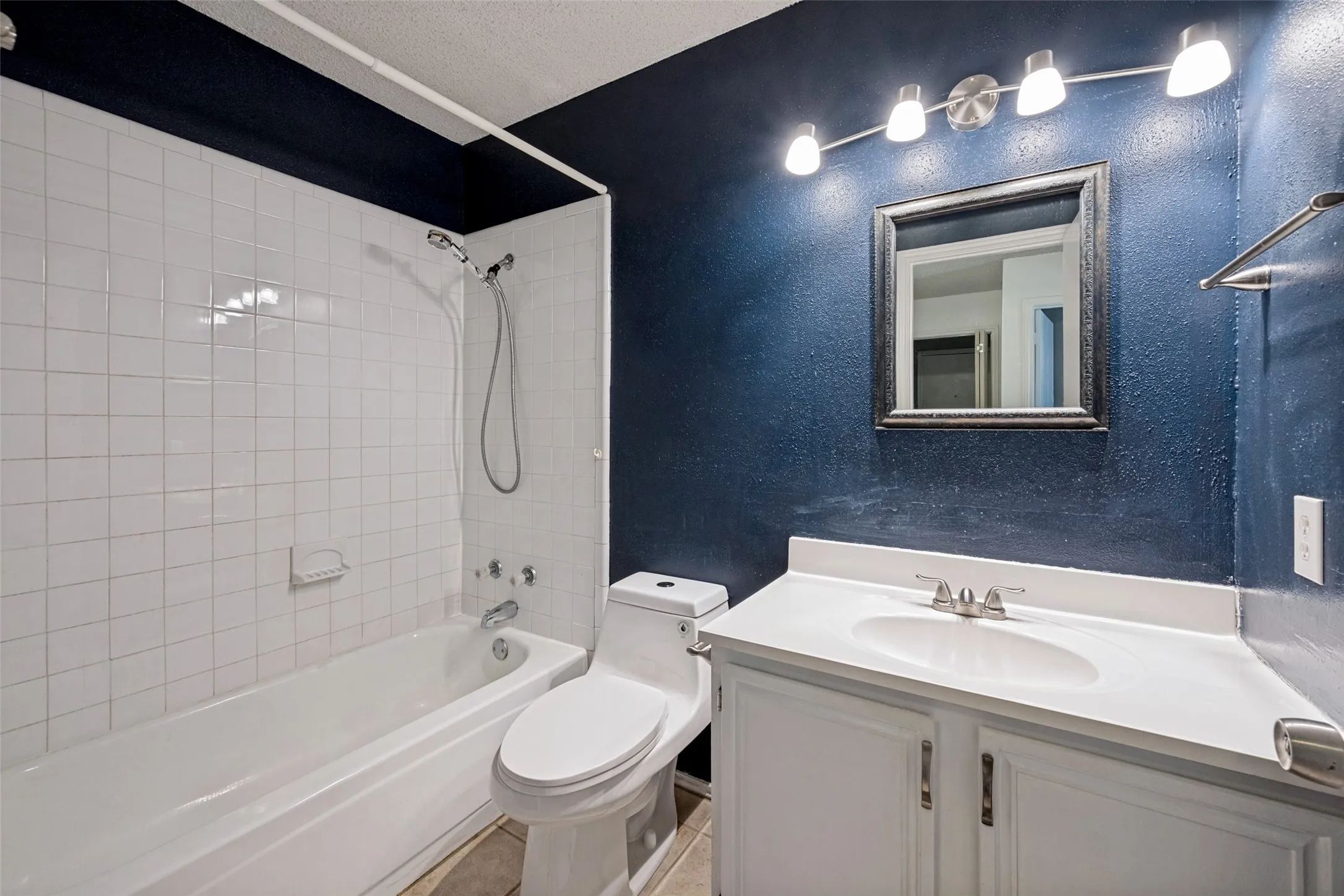 Single Family Residence For Rent in Tarrant County , 9008 Topperwind Court, Fort Worth, Texas 76134, 3 Bedroom, 2 Bathroom, 2 Garage spaces, 1,511 Sqft, built in 1987, mls#21350445, Real Estate Agent in Fort Worth, Homes For Rent in Tarrant county, Homes For Rent in Fort Worth, Realtor in Fort Worth Texas, Real Estate Brokerage Independent Realty Texas, Luminita Cordes Realtor