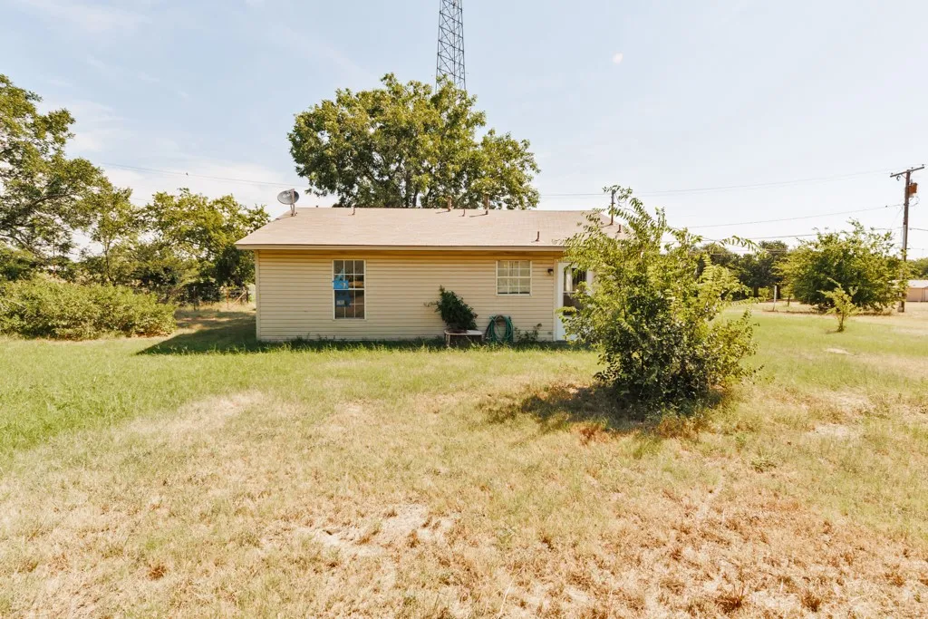 Single Family Residence For Sale in Montague County , 304 Missouri Street, Bowie, Texas 76230, 2 Bedroom, 1 Bathroom, Garage spaces, 1,024 Sqft, built in 2010, mls#21350449, Real Estate Agent in Bowie, Homes For Sale in Montague county, Homes For Sale in Bowie, Realtor in Bowie Texas, Real Estate Brokerage Independent Realty Texas, Luminita Cordes Realtor