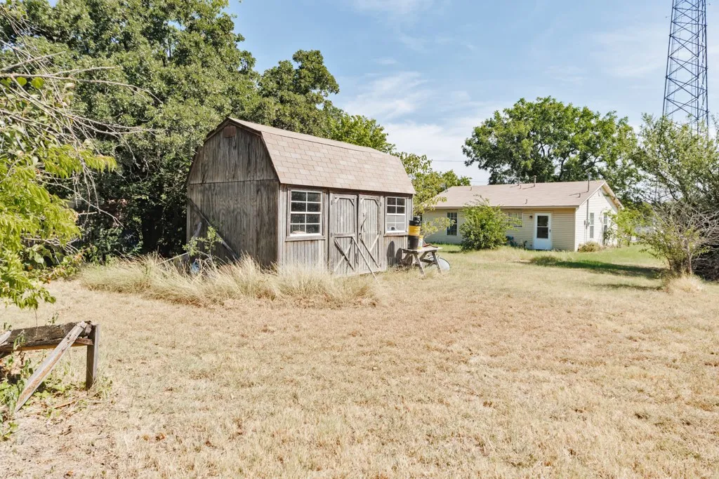 Single Family Residence For Sale in Montague County , 304 Missouri Street, Bowie, Texas 76230, 2 Bedroom, 1 Bathroom, Garage spaces, 1,024 Sqft, built in 2010, mls#21350449, Real Estate Agent in Bowie, Homes For Sale in Montague county, Homes For Sale in Bowie, Realtor in Bowie Texas, Real Estate Brokerage Independent Realty Texas, Luminita Cordes Realtor