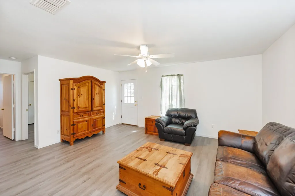 Single Family Residence For Sale in Montague County , 304 Missouri Street, Bowie, Texas 76230, 2 Bedroom, 1 Bathroom, Garage spaces, 1,024 Sqft, built in 2010, mls#21350449, Real Estate Agent in Bowie, Homes For Sale in Montague county, Homes For Sale in Bowie, Realtor in Bowie Texas, Real Estate Brokerage Independent Realty Texas, Luminita Cordes Realtor