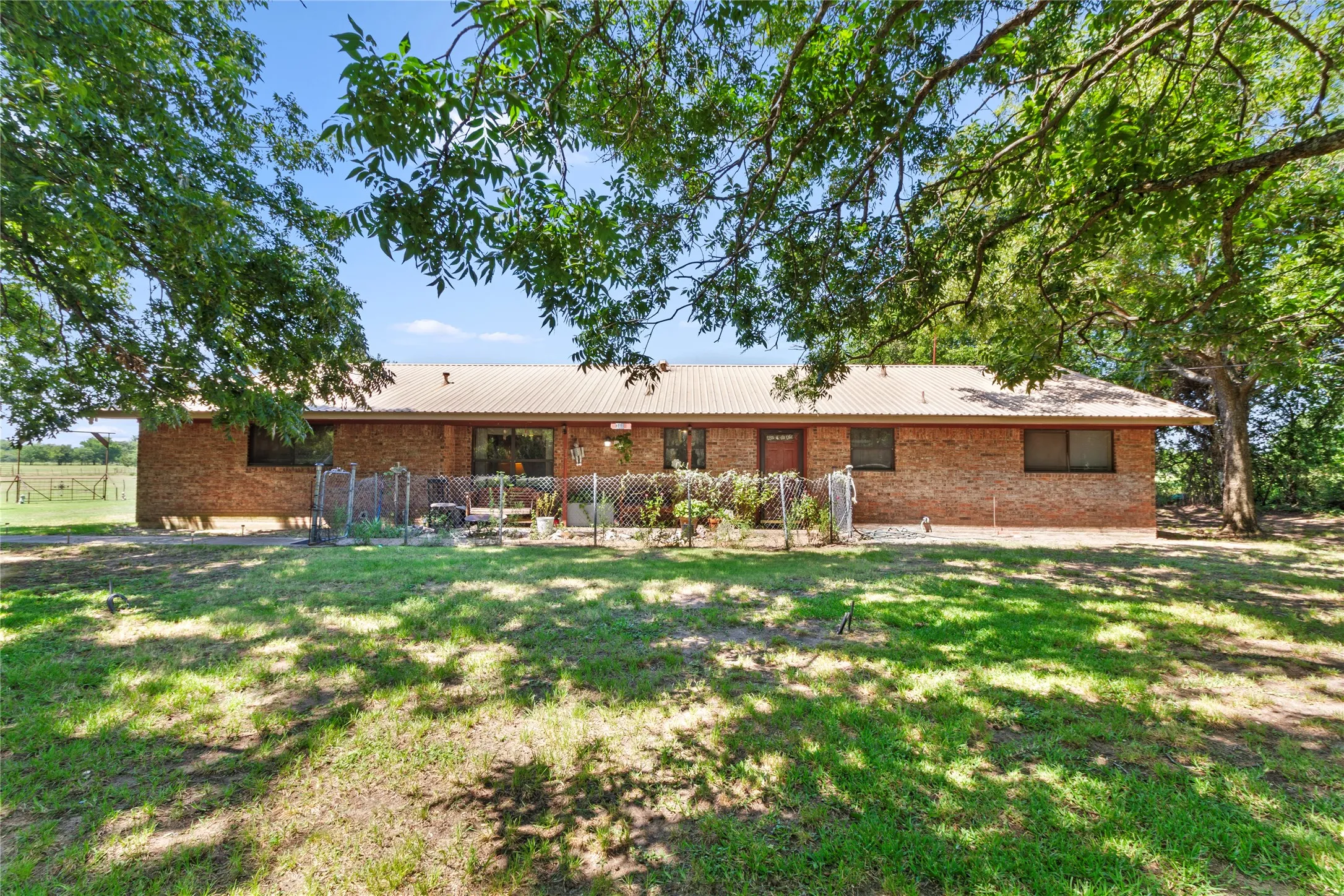 Single Family Residence For Sale in Navarro County , 7420 SW County Road 2030, Purdon, Texas 76679, 4 Bedroom, 2 Bathroom, 4 Garage spaces, 1,970 Sqft, built in 1967, mls#21350457, Real Estate Agent in Purdon, Homes For Sale in Navarro county, Homes For Sale in Purdon, Realtor in Purdon Texas, Real Estate Brokerage Independent Realty Texas, Luminita Cordes Realtor