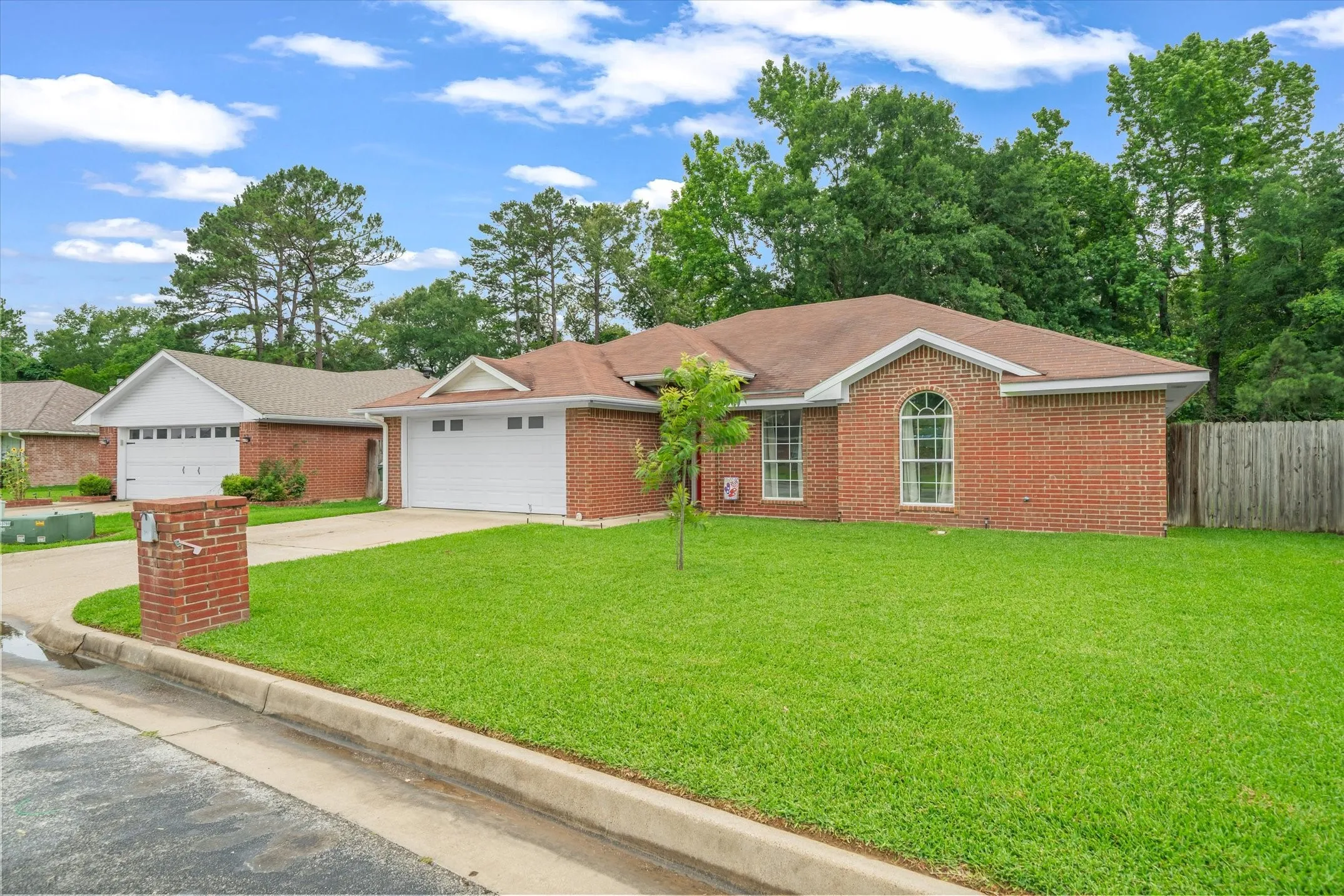 Single Family Residence For Sale in Smith County , 341 Frederick Circle, Flint, Texas 75762, 3 Bedroom, 2 Bathroom, 2 Garage spaces, 1,606 Sqft, built in 2001, mls#21350458, Real Estate Agent in Flint, Homes For Sale in Smith county, Homes For Sale in Flint, Realtor in Flint Texas, Real Estate Brokerage Independent Realty Texas, Luminita Cordes Realtor