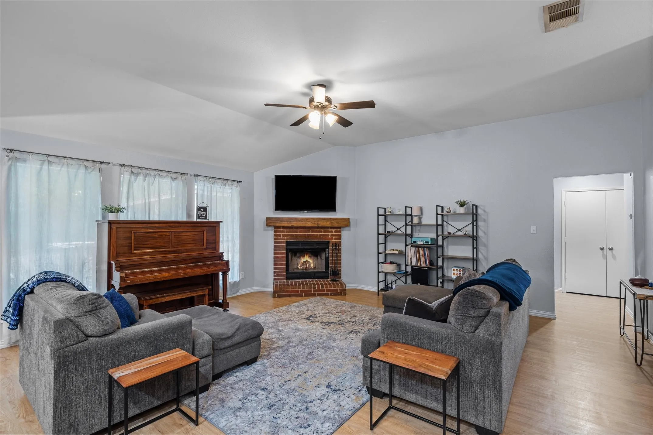 Single Family Residence For Sale in Smith County , 341 Frederick Circle, Flint, Texas 75762, 3 Bedroom, 2 Bathroom, 2 Garage spaces, 1,606 Sqft, built in 2001, mls#21350458, Real Estate Agent in Flint, Homes For Sale in Smith county, Homes For Sale in Flint, Realtor in Flint Texas, Real Estate Brokerage Independent Realty Texas, Luminita Cordes Realtor