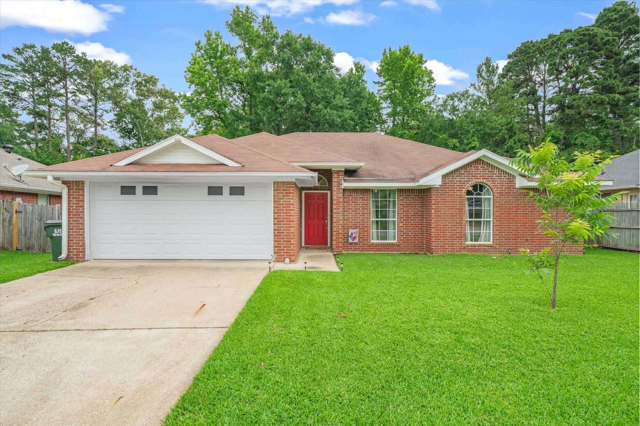 Single Family Residence For Sale in Smith County , 341 Frederick Circle, Flint, Texas 75762, 3 Bedroom, 2 Bathroom, 2 Garage spaces, 1,606 Sqft, built in 2001, mls#21350458, Real Estate Agent in Flint, Homes For Sale in Smith county, Homes For Sale in Flint, Realtor in Flint Texas, Real Estate Brokerage Independent Realty Texas, Luminita Cordes Realtor