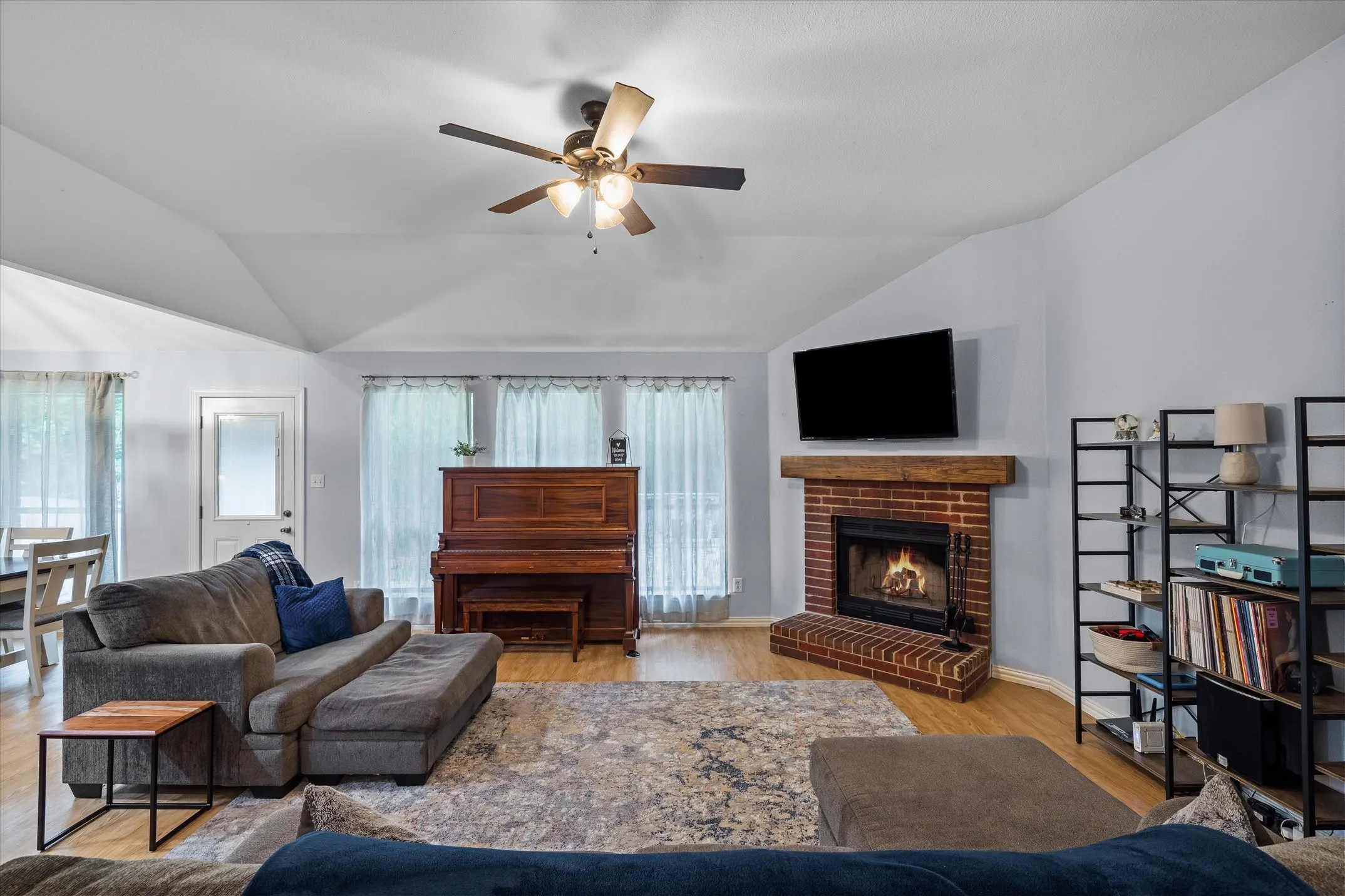 Single Family Residence For Sale in Smith County , 341 Frederick Circle, Flint, Texas 75762, 3 Bedroom, 2 Bathroom, 2 Garage spaces, 1,606 Sqft, built in 2001, mls#21350458, Real Estate Agent in Flint, Homes For Sale in Smith county, Homes For Sale in Flint, Realtor in Flint Texas, Real Estate Brokerage Independent Realty Texas, Luminita Cordes Realtor