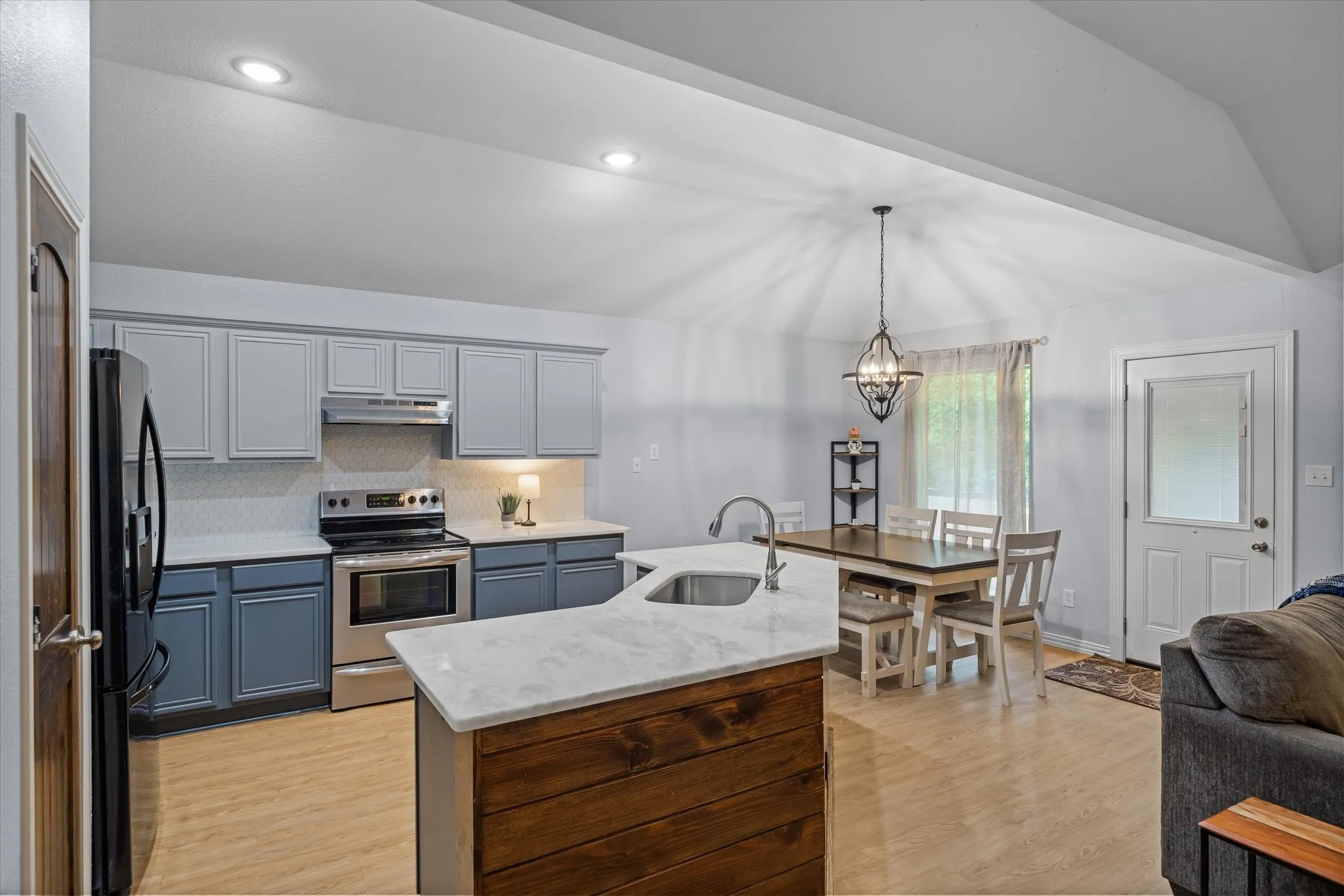 Single Family Residence For Sale in Smith County , 341 Frederick Circle, Flint, Texas 75762, 3 Bedroom, 2 Bathroom, 2 Garage spaces, 1,606 Sqft, built in 2001, mls#21350458, Real Estate Agent in Flint, Homes For Sale in Smith county, Homes For Sale in Flint, Realtor in Flint Texas, Real Estate Brokerage Independent Realty Texas, Luminita Cordes Realtor