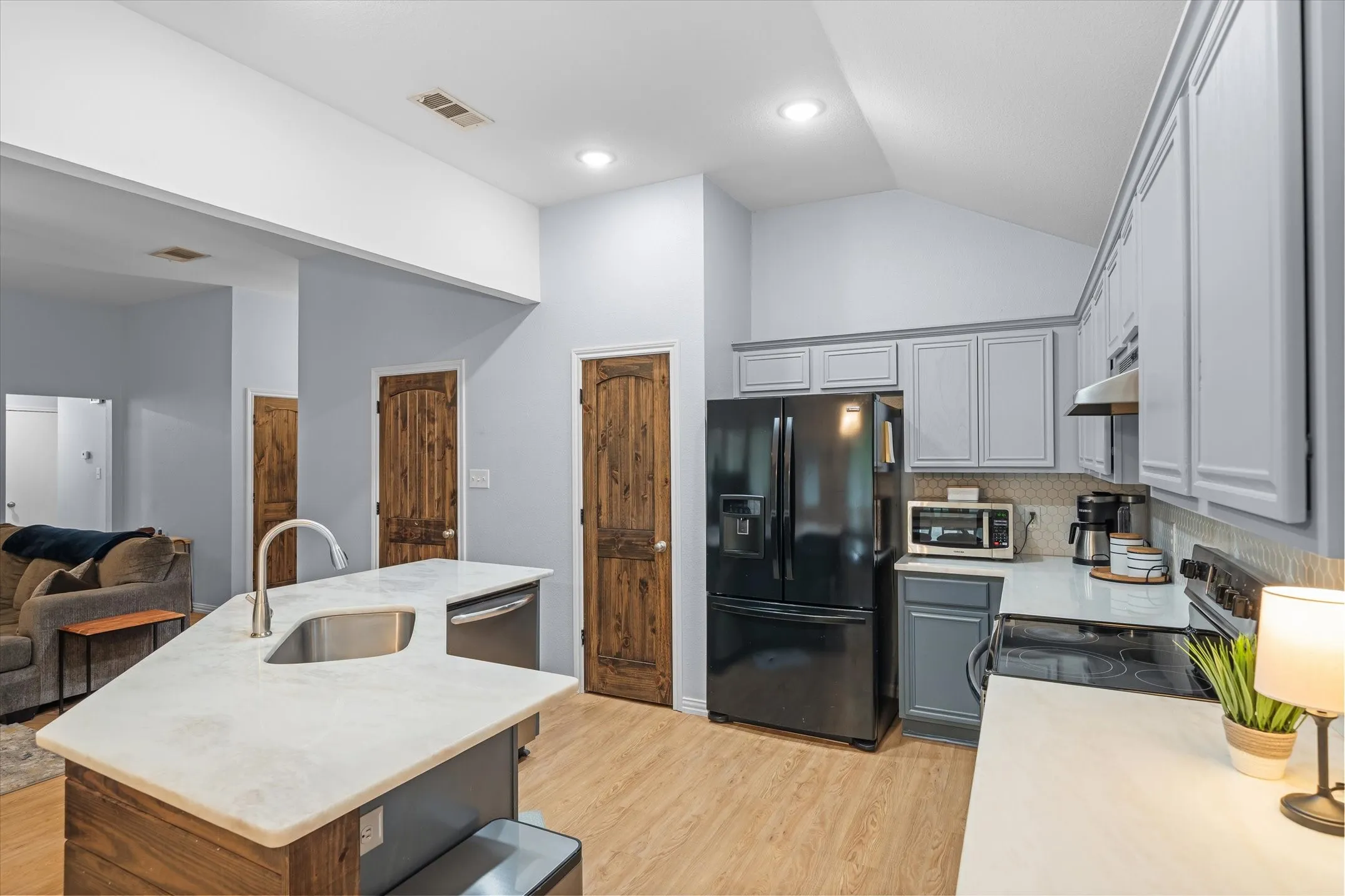 Single Family Residence For Sale in Smith County , 341 Frederick Circle, Flint, Texas 75762, 3 Bedroom, 2 Bathroom, 2 Garage spaces, 1,606 Sqft, built in 2001, mls#21350458, Real Estate Agent in Flint, Homes For Sale in Smith county, Homes For Sale in Flint, Realtor in Flint Texas, Real Estate Brokerage Independent Realty Texas, Luminita Cordes Realtor
