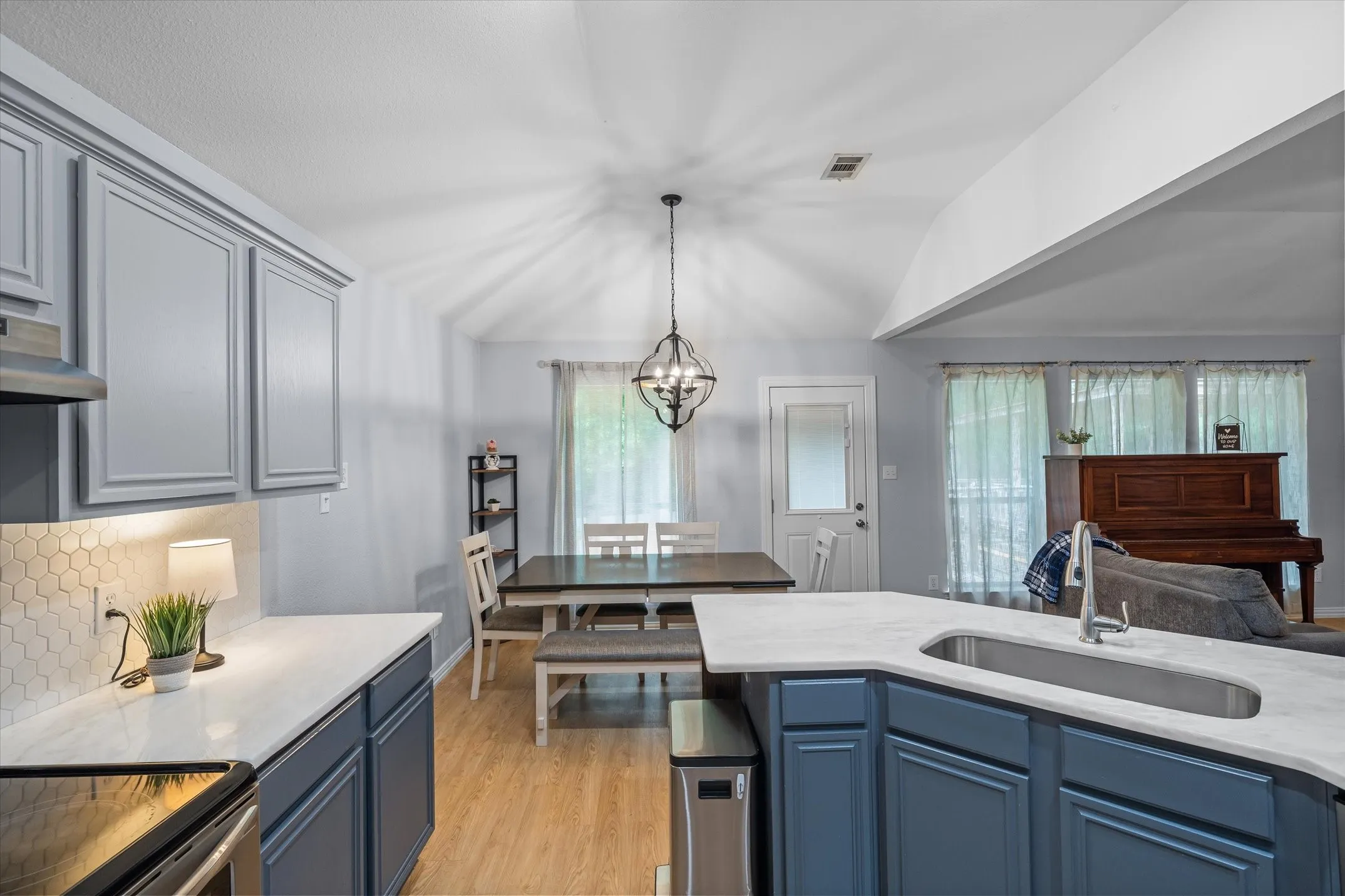 Single Family Residence For Sale in Smith County , 341 Frederick Circle, Flint, Texas 75762, 3 Bedroom, 2 Bathroom, 2 Garage spaces, 1,606 Sqft, built in 2001, mls#21350458, Real Estate Agent in Flint, Homes For Sale in Smith county, Homes For Sale in Flint, Realtor in Flint Texas, Real Estate Brokerage Independent Realty Texas, Luminita Cordes Realtor