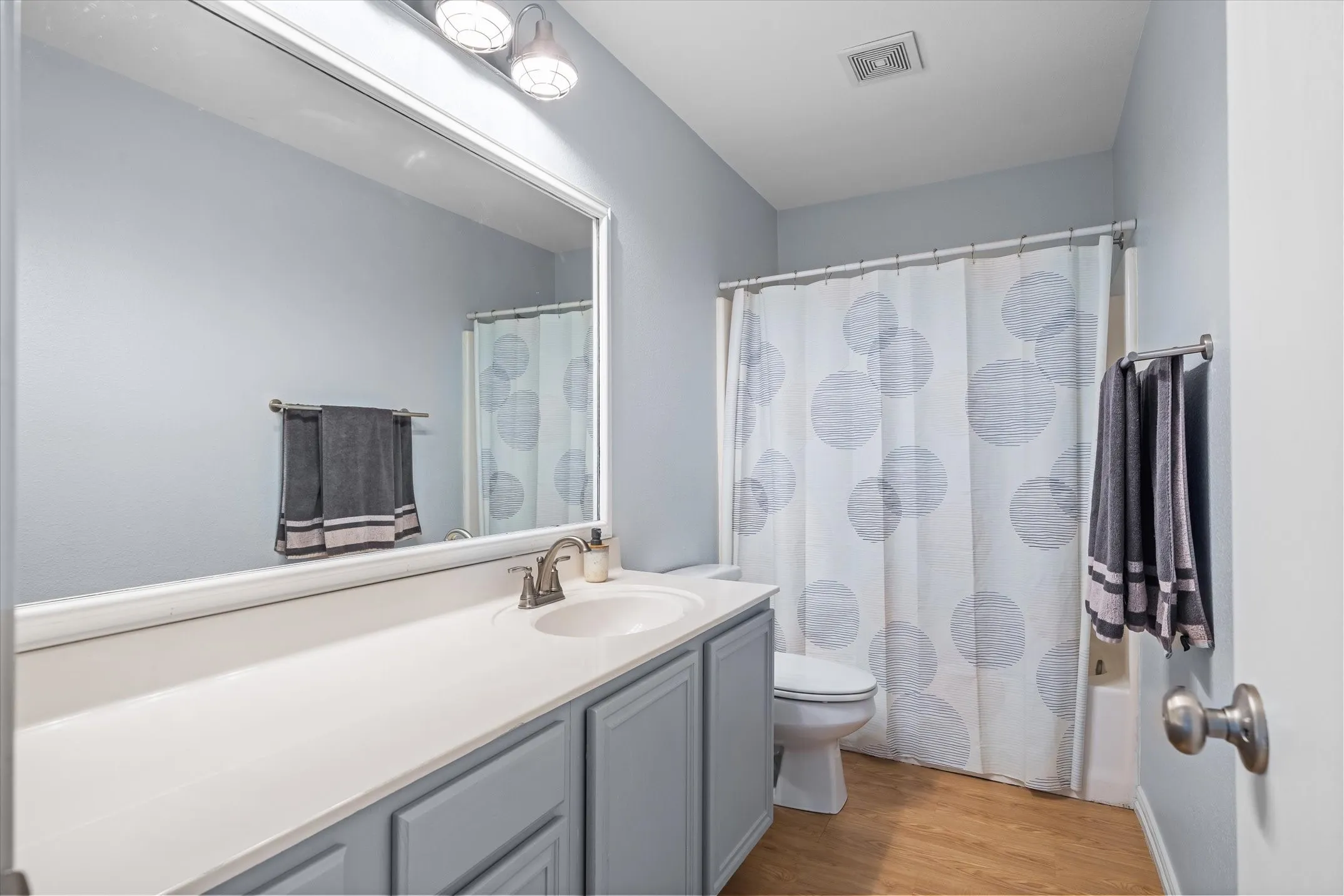 Single Family Residence For Sale in Smith County , 341 Frederick Circle, Flint, Texas 75762, 3 Bedroom, 2 Bathroom, 2 Garage spaces, 1,606 Sqft, built in 2001, mls#21350458, Real Estate Agent in Flint, Homes For Sale in Smith county, Homes For Sale in Flint, Realtor in Flint Texas, Real Estate Brokerage Independent Realty Texas, Luminita Cordes Realtor
