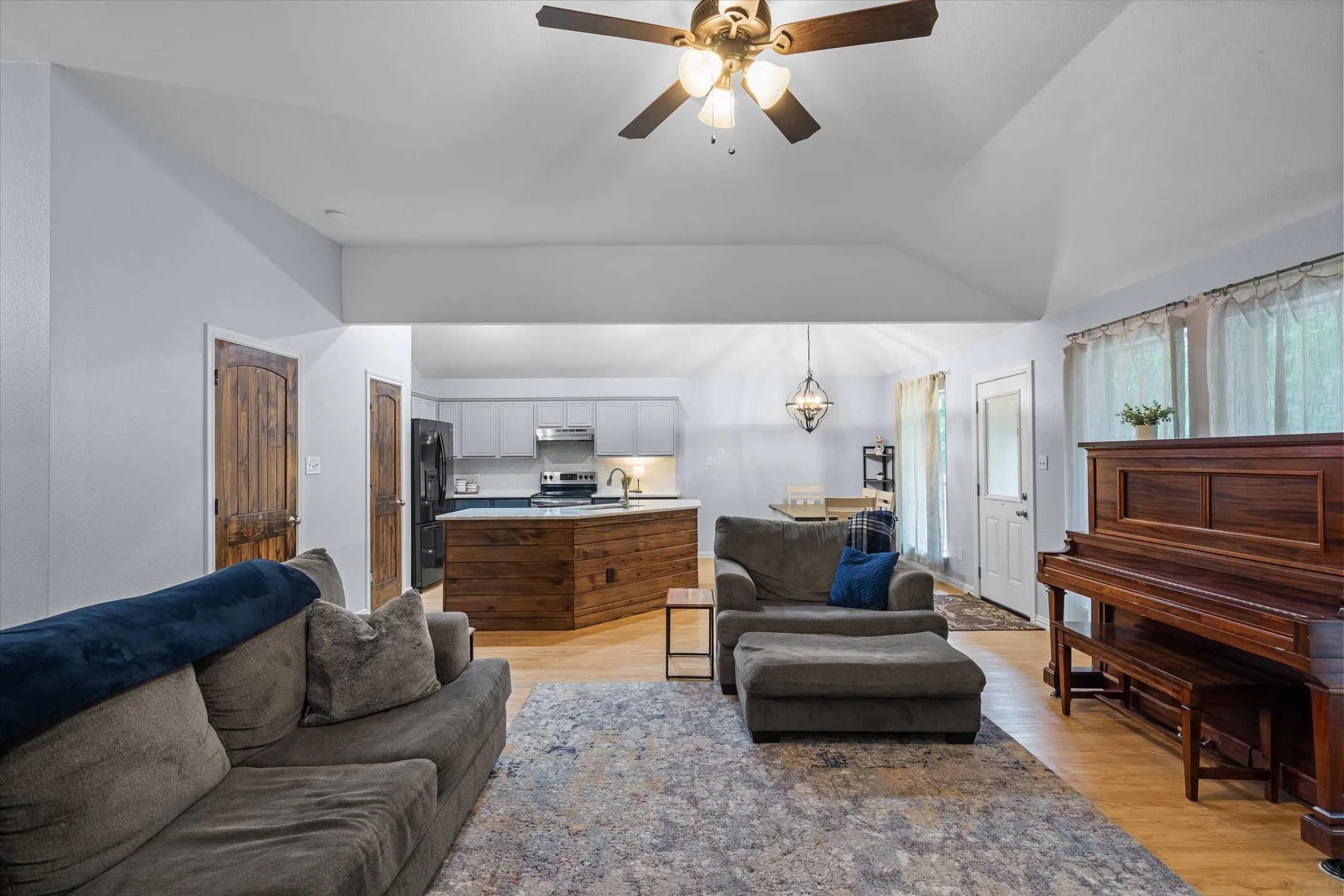 Single Family Residence For Sale in Smith County , 341 Frederick Circle, Flint, Texas 75762, 3 Bedroom, 2 Bathroom, 2 Garage spaces, 1,606 Sqft, built in 2001, mls#21350458, Real Estate Agent in Flint, Homes For Sale in Smith county, Homes For Sale in Flint, Realtor in Flint Texas, Real Estate Brokerage Independent Realty Texas, Luminita Cordes Realtor