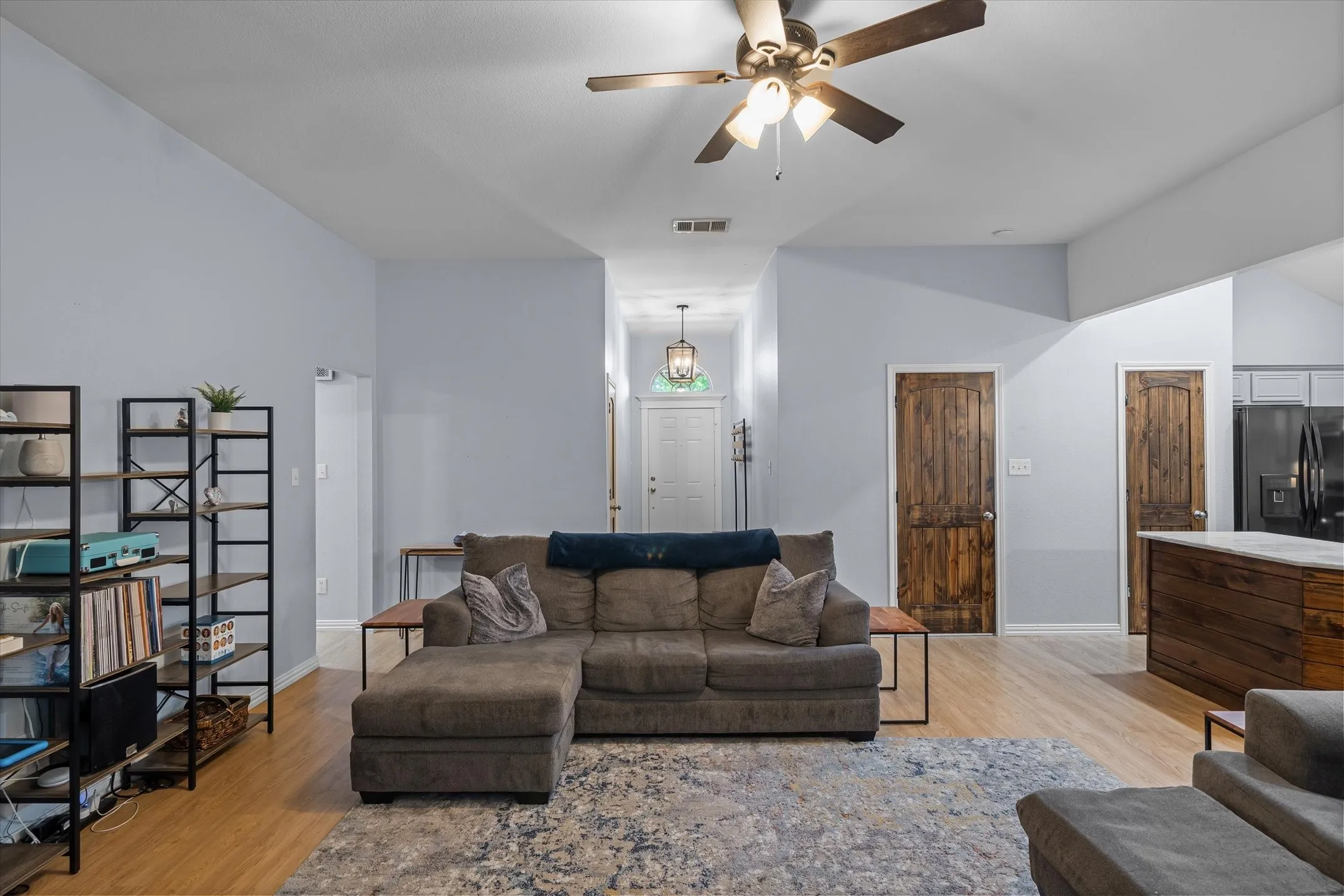 Single Family Residence For Sale in Smith County , 341 Frederick Circle, Flint, Texas 75762, 3 Bedroom, 2 Bathroom, 2 Garage spaces, 1,606 Sqft, built in 2001, mls#21350458, Real Estate Agent in Flint, Homes For Sale in Smith county, Homes For Sale in Flint, Realtor in Flint Texas, Real Estate Brokerage Independent Realty Texas, Luminita Cordes Realtor