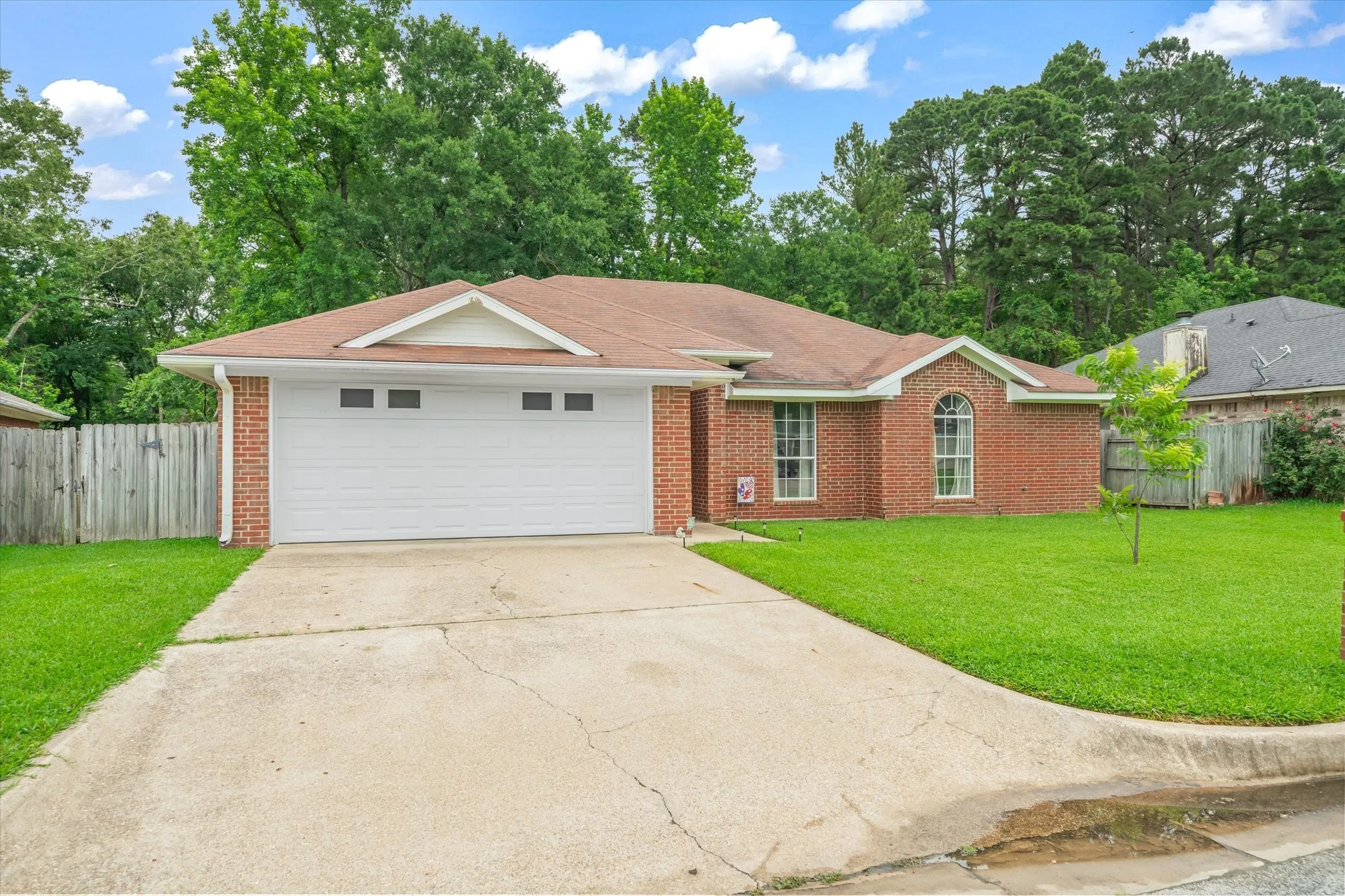 Single Family Residence For Sale in Smith County , 341 Frederick Circle, Flint, Texas 75762, 3 Bedroom, 2 Bathroom, 2 Garage spaces, 1,606 Sqft, built in 2001, mls#21350458, Real Estate Agent in Flint, Homes For Sale in Smith county, Homes For Sale in Flint, Realtor in Flint Texas, Real Estate Brokerage Independent Realty Texas, Luminita Cordes Realtor