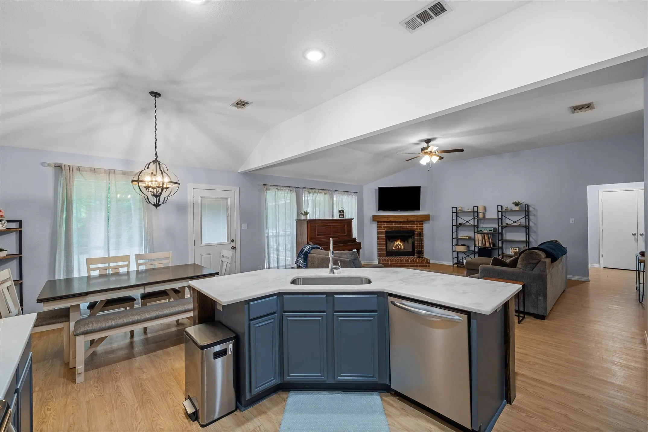 Single Family Residence For Sale in Smith County , 341 Frederick Circle, Flint, Texas 75762, 3 Bedroom, 2 Bathroom, 2 Garage spaces, 1,606 Sqft, built in 2001, mls#21350458, Real Estate Agent in Flint, Homes For Sale in Smith county, Homes For Sale in Flint, Realtor in Flint Texas, Real Estate Brokerage Independent Realty Texas, Luminita Cordes Realtor