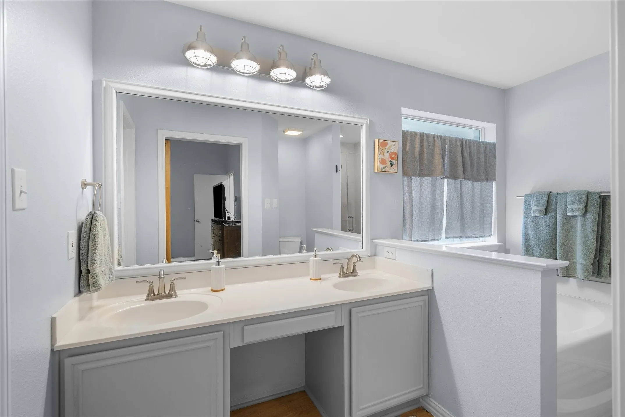 Single Family Residence For Sale in Smith County , 341 Frederick Circle, Flint, Texas 75762, 3 Bedroom, 2 Bathroom, 2 Garage spaces, 1,606 Sqft, built in 2001, mls#21350458, Real Estate Agent in Flint, Homes For Sale in Smith county, Homes For Sale in Flint, Realtor in Flint Texas, Real Estate Brokerage Independent Realty Texas, Luminita Cordes Realtor