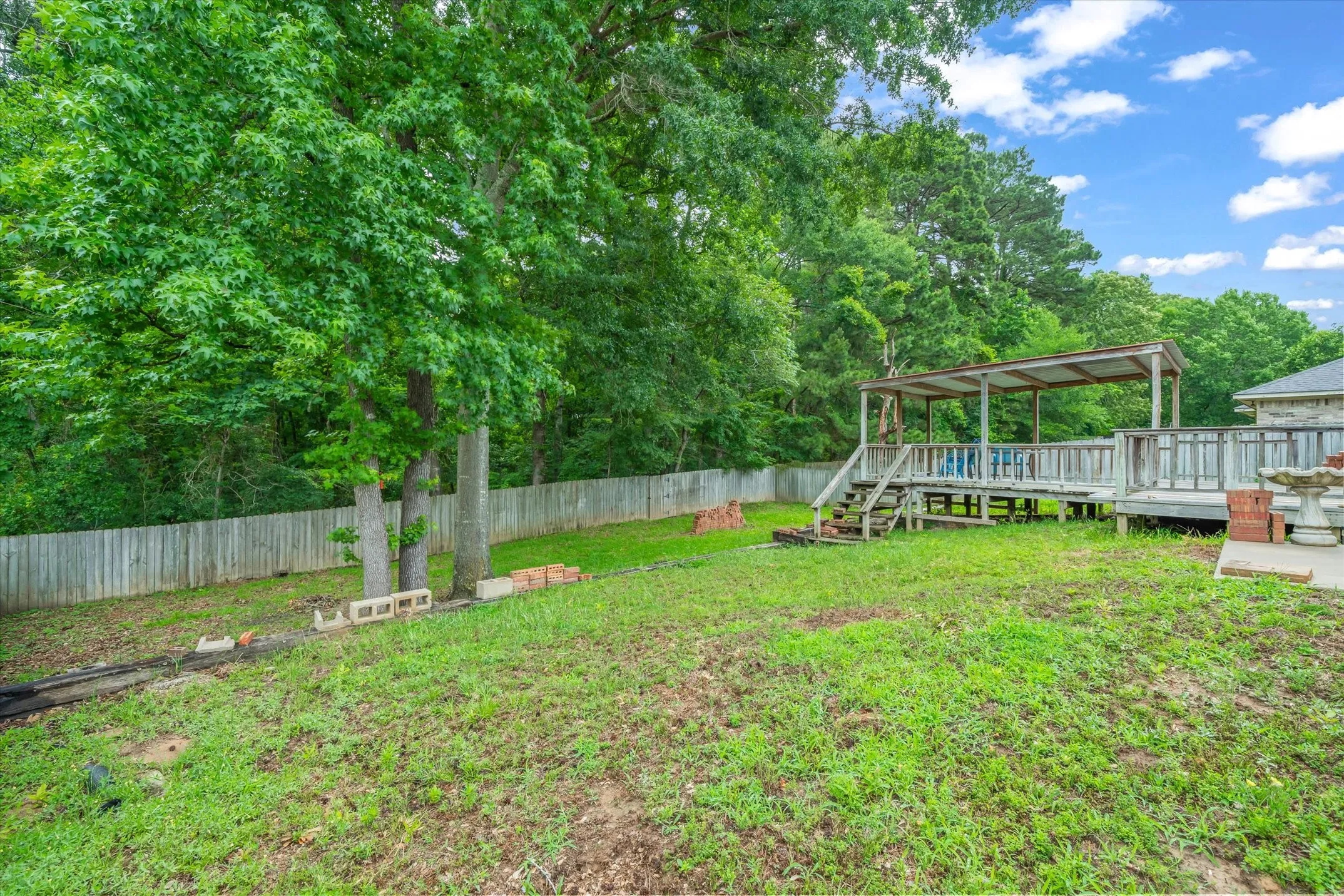 Single Family Residence For Sale in Smith County , 341 Frederick Circle, Flint, Texas 75762, 3 Bedroom, 2 Bathroom, 2 Garage spaces, 1,606 Sqft, built in 2001, mls#21350458, Real Estate Agent in Flint, Homes For Sale in Smith county, Homes For Sale in Flint, Realtor in Flint Texas, Real Estate Brokerage Independent Realty Texas, Luminita Cordes Realtor
