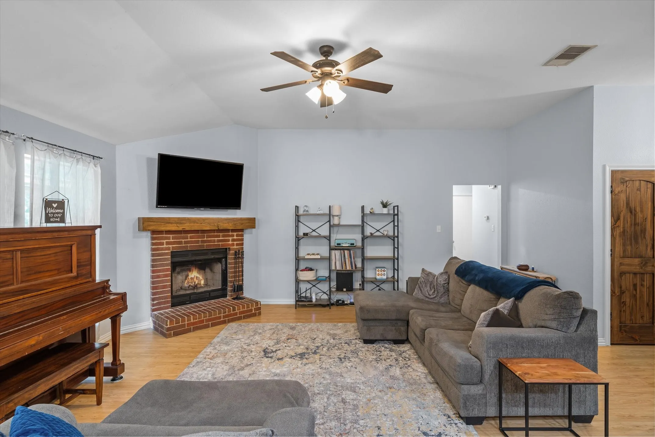 Single Family Residence For Sale in Smith County , 341 Frederick Circle, Flint, Texas 75762, 3 Bedroom, 2 Bathroom, 2 Garage spaces, 1,606 Sqft, built in 2001, mls#21350458, Real Estate Agent in Flint, Homes For Sale in Smith county, Homes For Sale in Flint, Realtor in Flint Texas, Real Estate Brokerage Independent Realty Texas, Luminita Cordes Realtor