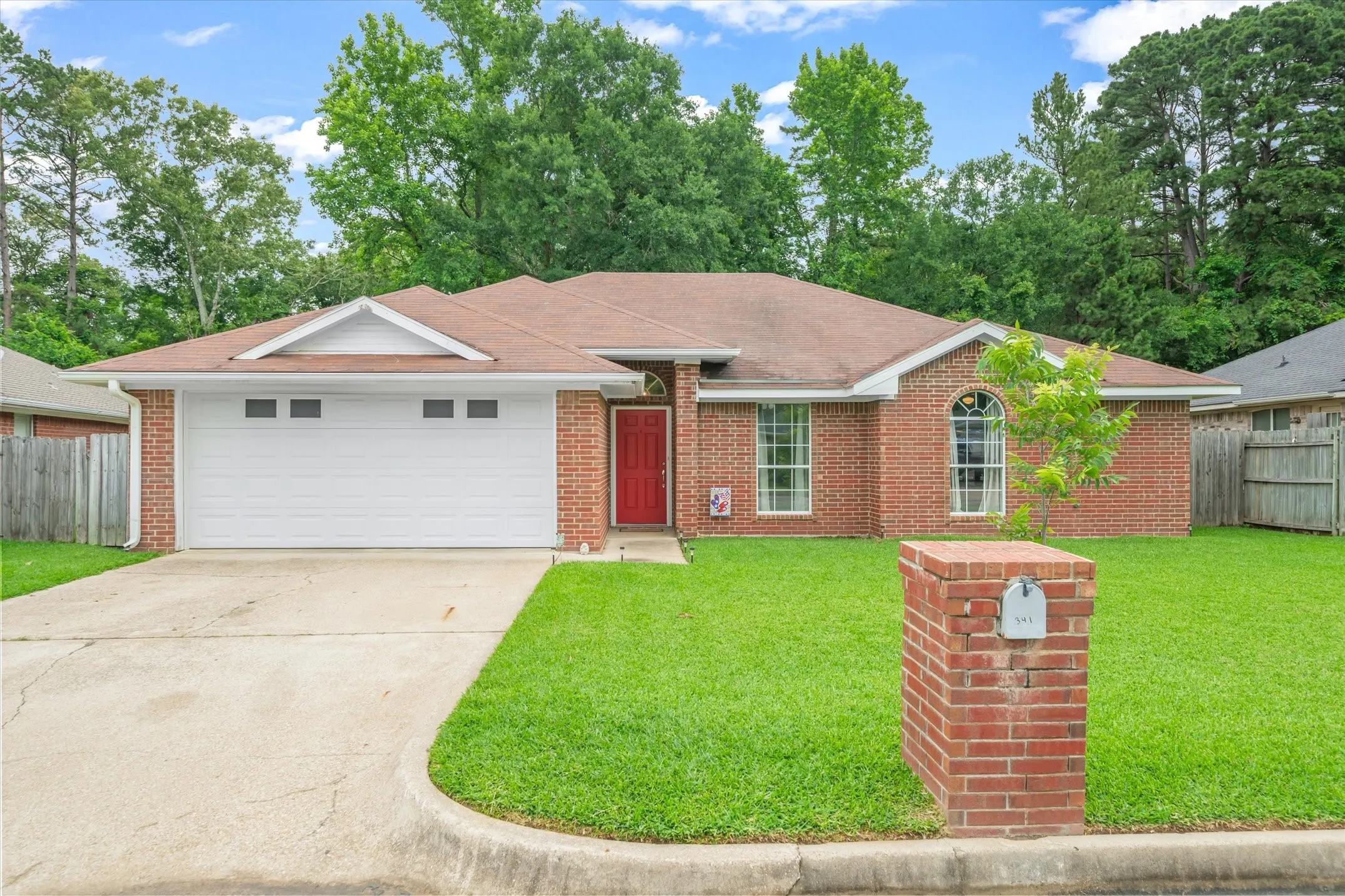 Single Family Residence For Sale in Smith County , 341 Frederick Circle, Flint, Texas 75762, 3 Bedroom, 2 Bathroom, 2 Garage spaces, 1,606 Sqft, built in 2001, mls#21350458, Real Estate Agent in Flint, Homes For Sale in Smith county, Homes For Sale in Flint, Realtor in Flint Texas, Real Estate Brokerage Independent Realty Texas, Luminita Cordes Realtor