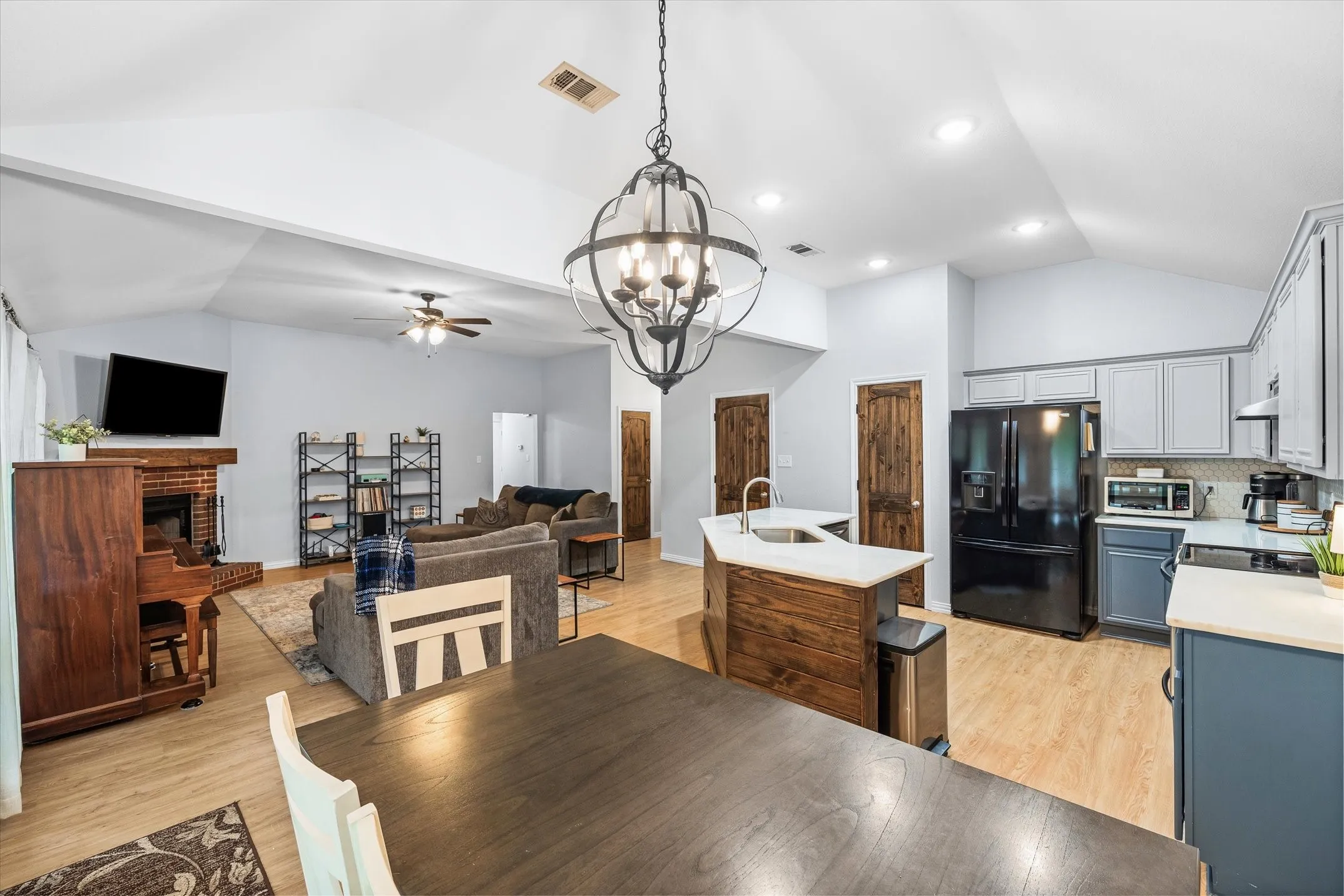 Single Family Residence For Sale in Smith County , 341 Frederick Circle, Flint, Texas 75762, 3 Bedroom, 2 Bathroom, 2 Garage spaces, 1,606 Sqft, built in 2001, mls#21350458, Real Estate Agent in Flint, Homes For Sale in Smith county, Homes For Sale in Flint, Realtor in Flint Texas, Real Estate Brokerage Independent Realty Texas, Luminita Cordes Realtor