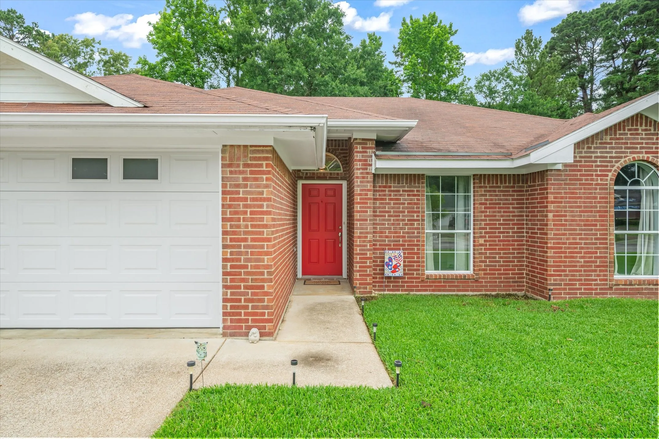 Single Family Residence For Sale in Smith County , 341 Frederick Circle, Flint, Texas 75762, 3 Bedroom, 2 Bathroom, 2 Garage spaces, 1,606 Sqft, built in 2001, mls#21350458, Real Estate Agent in Flint, Homes For Sale in Smith county, Homes For Sale in Flint, Realtor in Flint Texas, Real Estate Brokerage Independent Realty Texas, Luminita Cordes Realtor