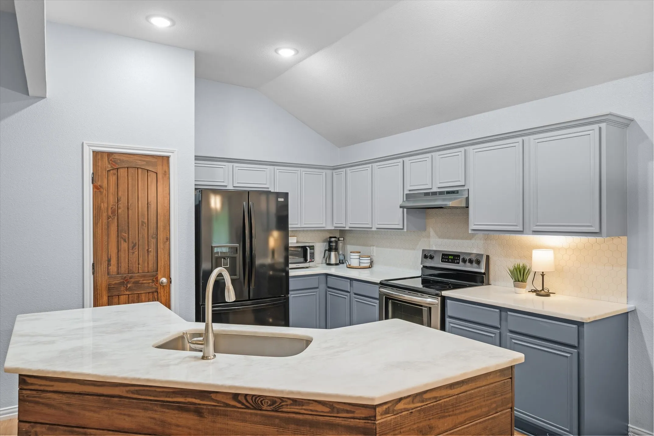 Single Family Residence For Sale in Smith County , 341 Frederick Circle, Flint, Texas 75762, 3 Bedroom, 2 Bathroom, 2 Garage spaces, 1,606 Sqft, built in 2001, mls#21350458, Real Estate Agent in Flint, Homes For Sale in Smith county, Homes For Sale in Flint, Realtor in Flint Texas, Real Estate Brokerage Independent Realty Texas, Luminita Cordes Realtor