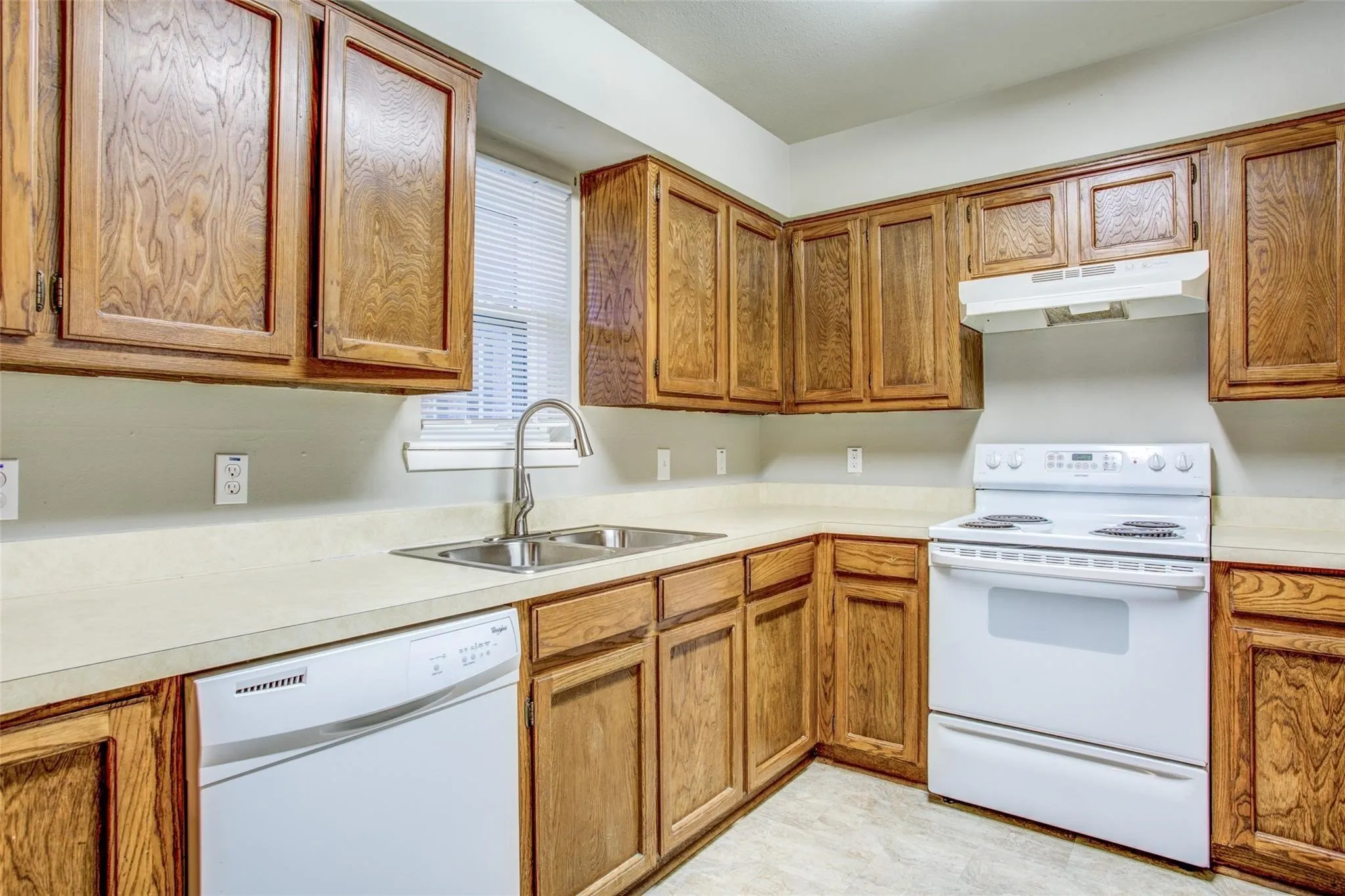Apartment For Rent in Denton County , 3825 Camelot Street A, Denton, Texas 76209, 2 Bedroom, 1 Bathroom, Garage spaces, 922 Sqft, built in 1983, mls#21350462, Real Estate Agent in Denton, Homes For Rent in Denton county, Homes For Rent in Denton, Realtor in Denton Texas, Real Estate Brokerage Independent Realty Texas, Luminita Cordes Realtor