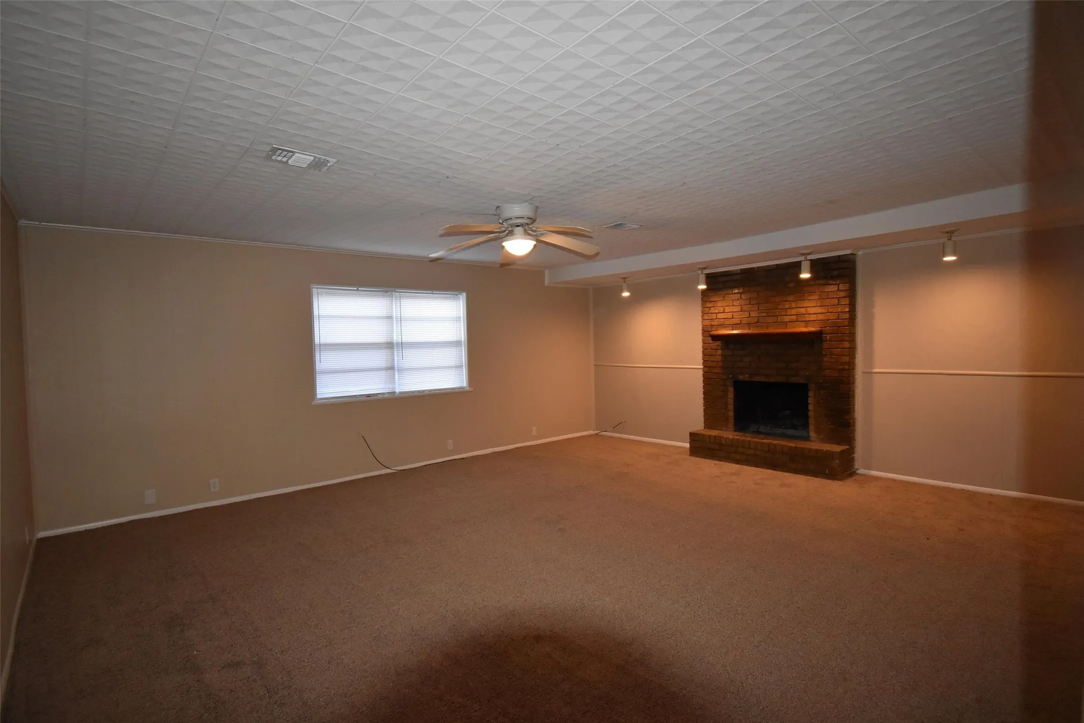 Single Family Residence For Rent in Grayson County , 804 S Burdette Avenue, Sherman, Texas 75090, 3 Bedroom, 2 Bathroom, Garage spaces, 1,508 Sqft, built in 1960, Price $1,350, mls#21350479, Real Estate Agent in Sherman, Homes For Rent in Grayson county, Homes For Rent in Sherman, Realtor in Sherman Texas, Real Estate Brokerage Independent Realty Texas, Luminita Cordes Realtor