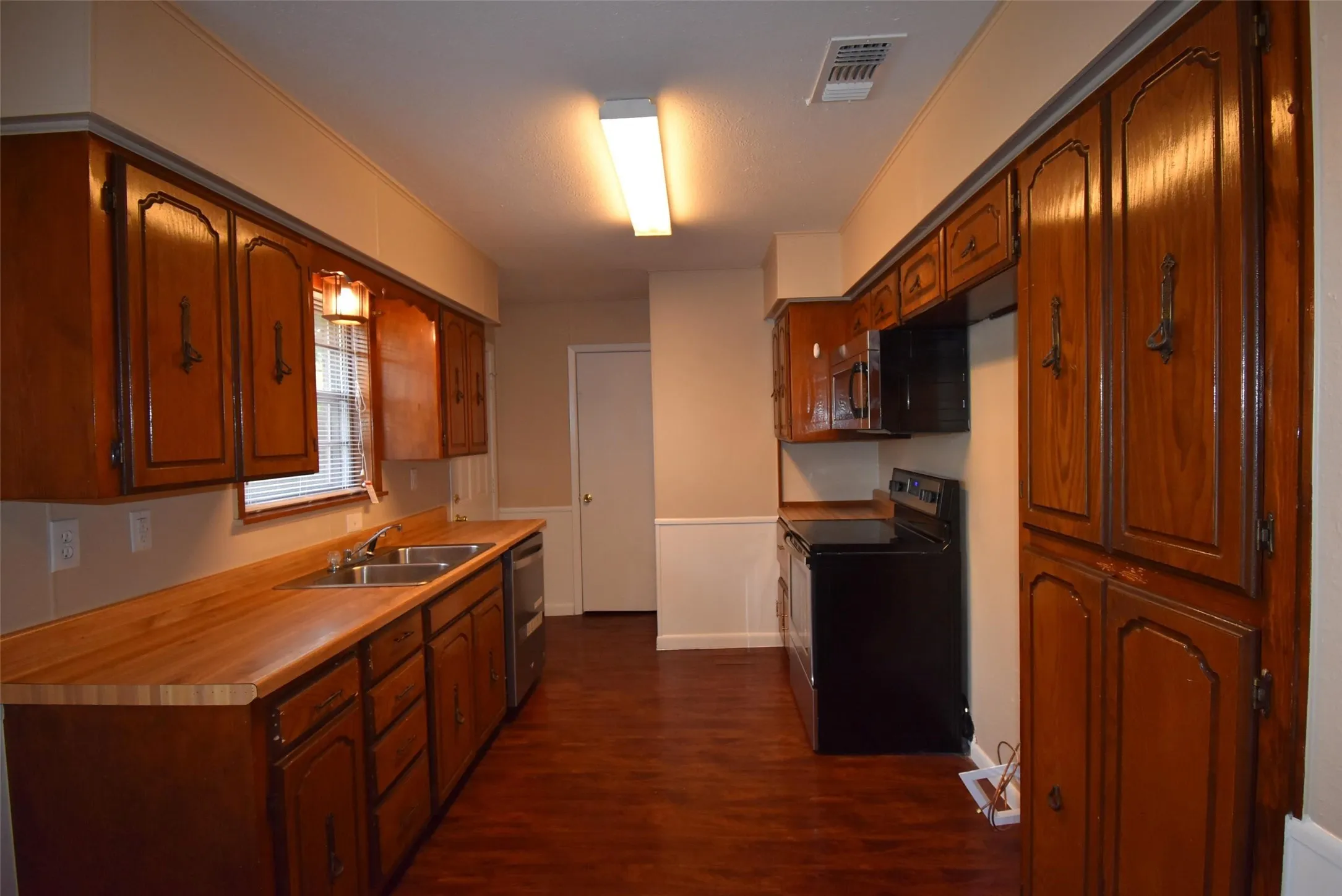 Single Family Residence For Rent in Grayson County , 804 S Burdette Avenue, Sherman, Texas 75090, 3 Bedroom, 2 Bathroom, Garage spaces, 1,508 Sqft, built in 1960, Price $1,350, mls#21350479, Real Estate Agent in Sherman, Homes For Rent in Grayson county, Homes For Rent in Sherman, Realtor in Sherman Texas, Real Estate Brokerage Independent Realty Texas, Luminita Cordes Realtor