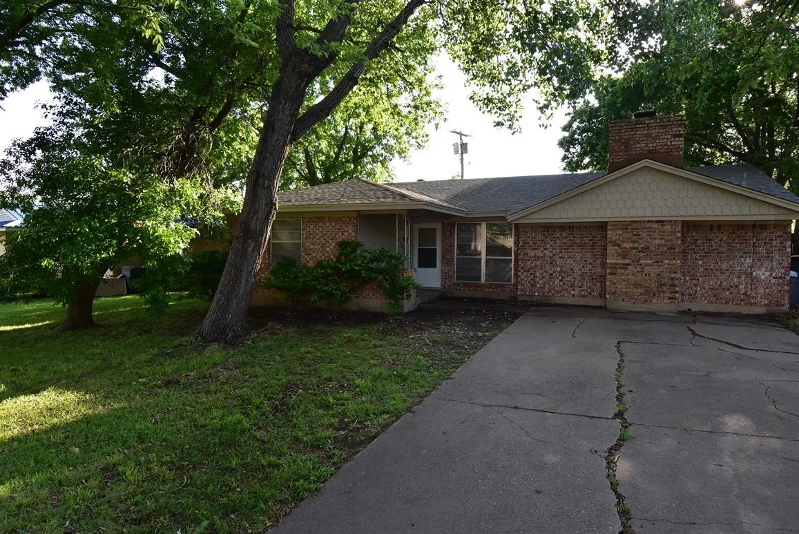 Single Family Residence For Rent in Grayson County , 804 S Burdette Avenue, Sherman, Texas 75090, 3 Bedroom, 2 Bathroom, Garage spaces, 1,508 Sqft, built in 1960, Price $1,350, mls#21350479, Real Estate Agent in Sherman, Homes For Rent in Grayson county, Homes For Rent in Sherman, Realtor in Sherman Texas, Real Estate Brokerage Independent Realty Texas, Luminita Cordes Realtor