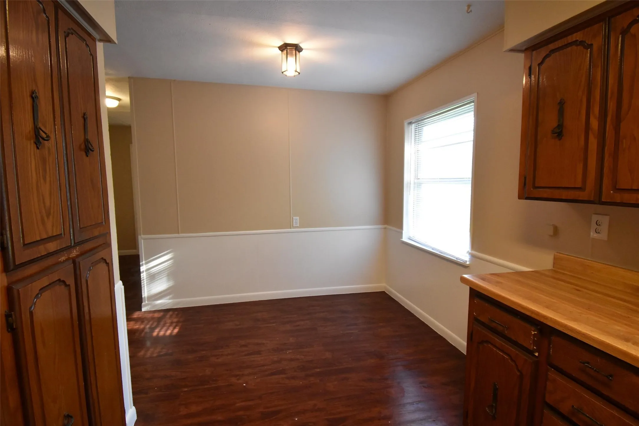 Single Family Residence For Rent in Grayson County , 804 S Burdette Avenue, Sherman, Texas 75090, 3 Bedroom, 2 Bathroom, Garage spaces, 1,508 Sqft, built in 1960, Price $1,350, mls#21350479, Real Estate Agent in Sherman, Homes For Rent in Grayson county, Homes For Rent in Sherman, Realtor in Sherman Texas, Real Estate Brokerage Independent Realty Texas, Luminita Cordes Realtor