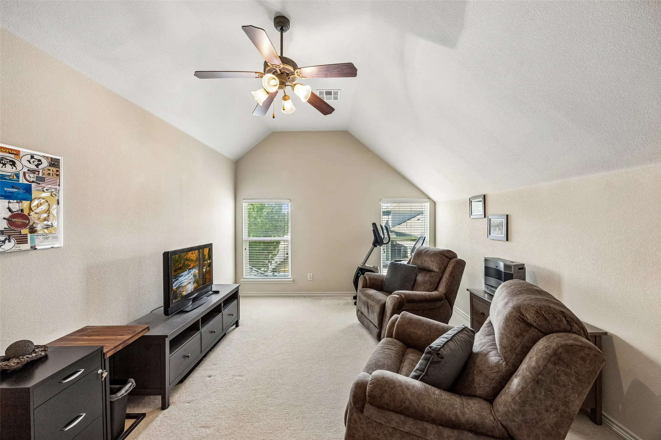 Single Family Residence For Sale in Denton County , 901 Wenk Drive, Aubrey, Texas 76227, 3 Bedroom, 2 Bathroom, 2 Garage spaces, 1,759 Sqft, built in 2005, mls#21348798, Real Estate Agent in Aubrey, Homes For Sale in Denton county, Homes For Sale in Aubrey, Realtor in Aubrey Texas, Real Estate Brokerage Independent Realty Texas, Luminita Cordes Realtor
