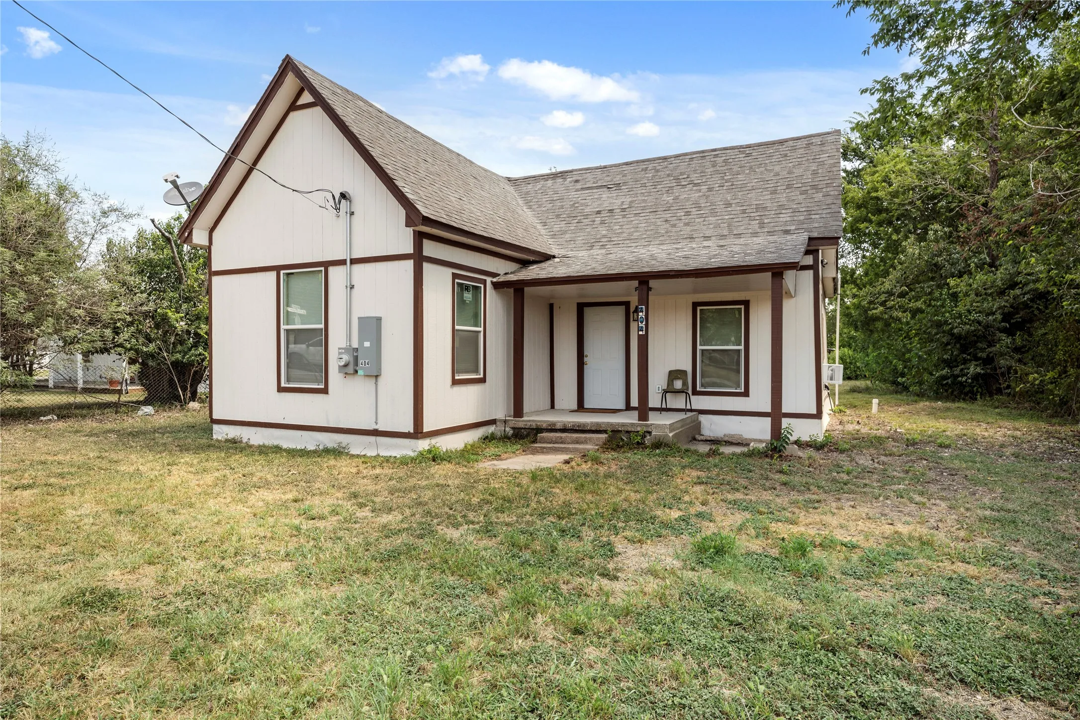 Single Family Residence For Sale in Mc Lennan County , 404 Eagle Drive, Eddy, Texas 76524, 2 Bedroom, 1 Bathroom, Garage spaces, 1,036 Sqft, built in 1930, mls#21341050, Real Estate Agent in Eddy, Homes For Sale in Mc Lennan county, Homes For Sale in Eddy, Realtor in Eddy Texas, Real Estate Brokerage Independent Realty Texas, Luminita Cordes Realtor
