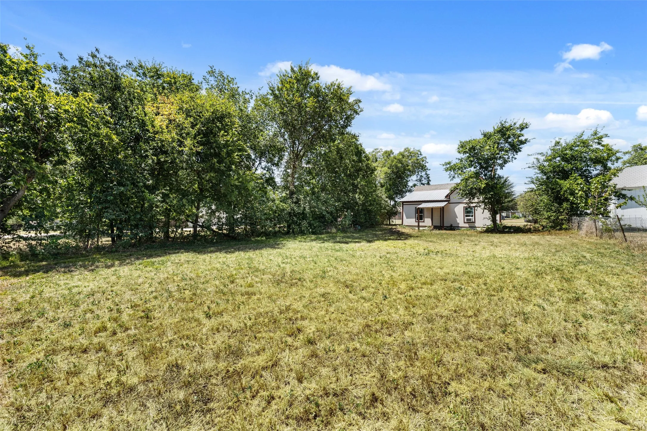 Single Family Residence For Sale in Mc Lennan County , 404 Eagle Drive, Eddy, Texas 76524, 2 Bedroom, 1 Bathroom, Garage spaces, 1,036 Sqft, built in 1930, mls#21341050, Real Estate Agent in Eddy, Homes For Sale in Mc Lennan county, Homes For Sale in Eddy, Realtor in Eddy Texas, Real Estate Brokerage Independent Realty Texas, Luminita Cordes Realtor