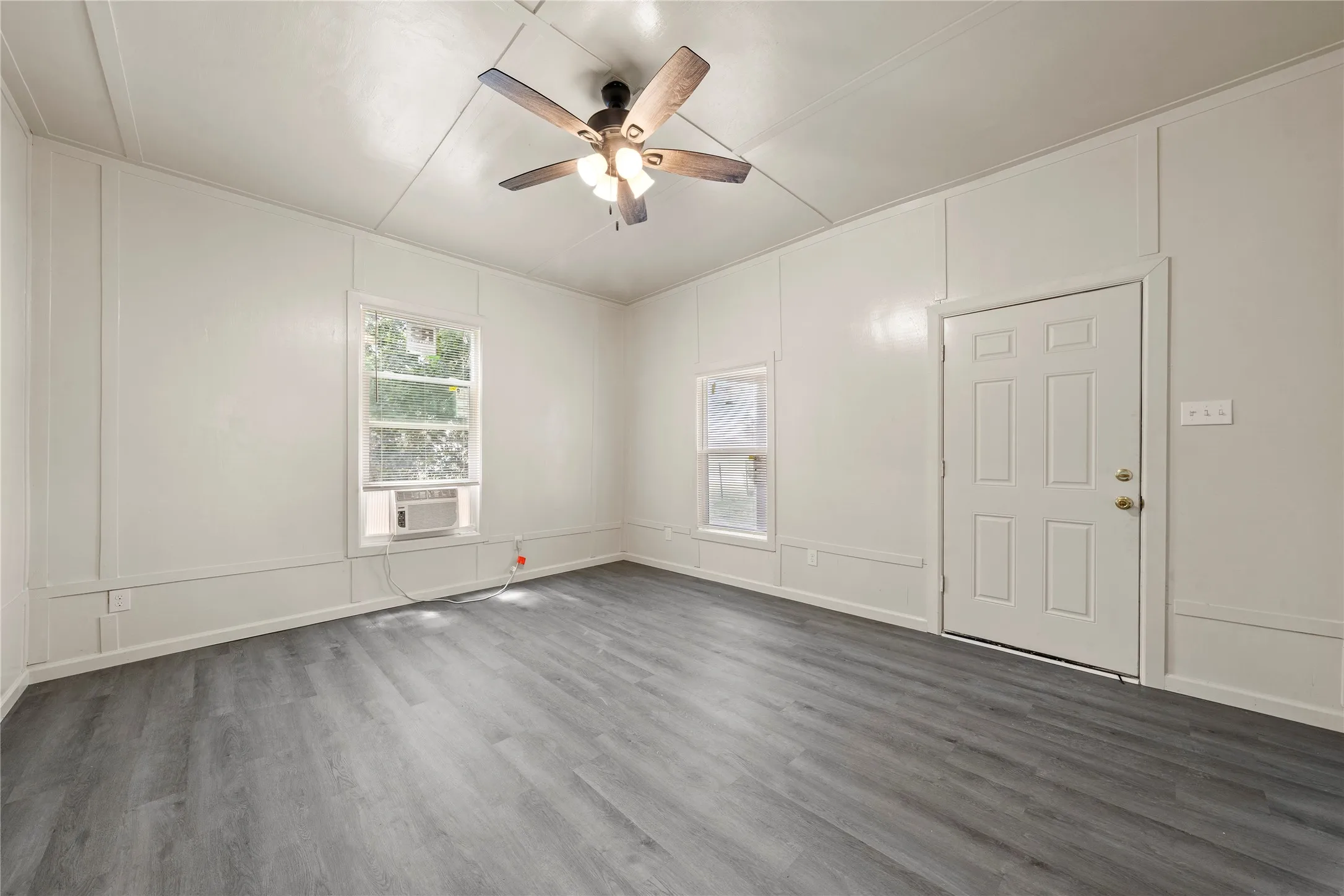 Single Family Residence For Sale in Mc Lennan County , 404 Eagle Drive, Eddy, Texas 76524, 2 Bedroom, 1 Bathroom, Garage spaces, 1,036 Sqft, built in 1930, mls#21341050, Real Estate Agent in Eddy, Homes For Sale in Mc Lennan county, Homes For Sale in Eddy, Realtor in Eddy Texas, Real Estate Brokerage Independent Realty Texas, Luminita Cordes Realtor