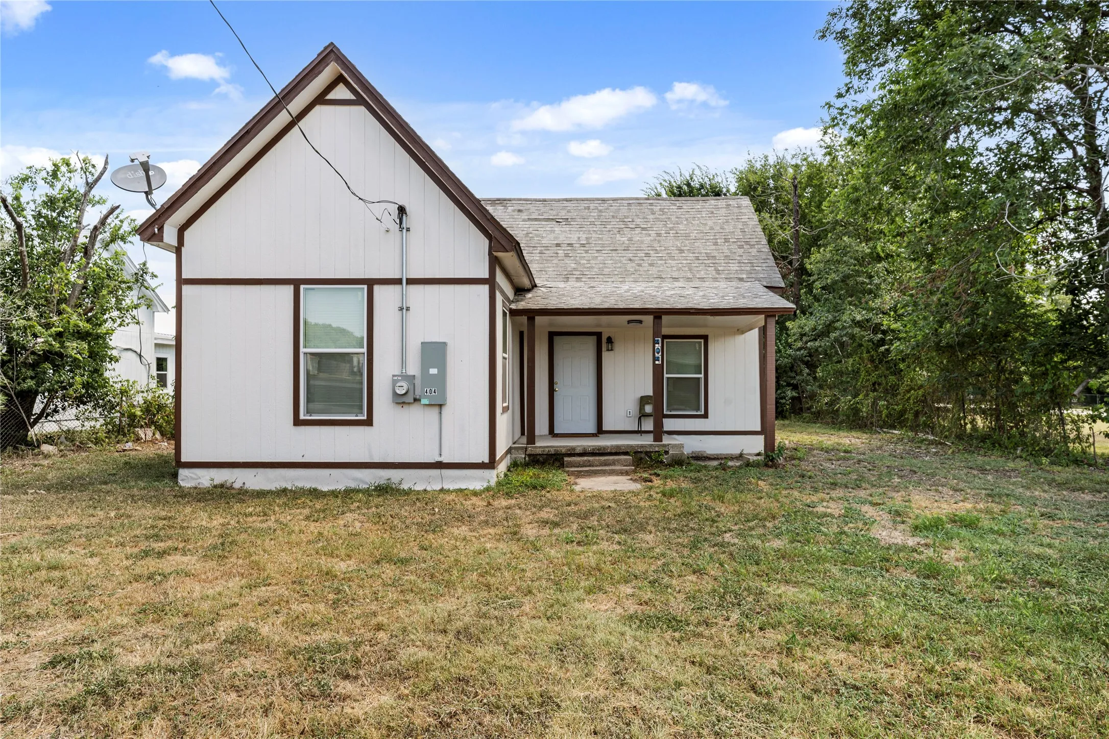 Single Family Residence For Sale in Mc Lennan County , 404 Eagle Drive, Eddy, Texas 76524, 2 Bedroom, 1 Bathroom, Garage spaces, 1,036 Sqft, built in 1930, mls#21341050, Real Estate Agent in Eddy, Homes For Sale in Mc Lennan county, Homes For Sale in Eddy, Realtor in Eddy Texas, Real Estate Brokerage Independent Realty Texas, Luminita Cordes Realtor