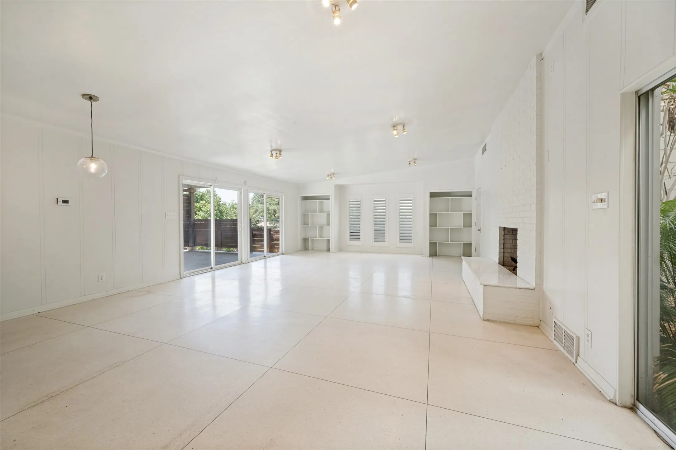 Single Family Residence For Sale in Tarrant County , 4013 Clayton Road E, Fort Worth, Texas 76116, 3 Bedrooms, 3 Bathrooms, 2 Garage spaces, 2,707 Sqft, built in 1966, Price $655,000, mls#21323284, Real Estate Agent in Fort Worth, Homes For Sale in Tarrant county, Homes For Sale in Fort Worth, Realtor in Fort Worth Texas, Real Estate Brokerage Independent Realty Texas, Luminita Cordes Realtor