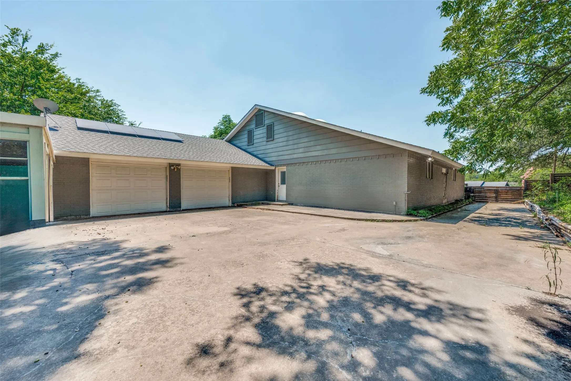 Single Family Residence For Sale in Tarrant County , 4013 Clayton Road E, Fort Worth, Texas 76116, 3 Bedrooms, 3 Bathrooms, 2 Garage spaces, 2,707 Sqft, built in 1966, Price $655,000, mls#21323284, Real Estate Agent in Fort Worth, Homes For Sale in Tarrant county, Homes For Sale in Fort Worth, Realtor in Fort Worth Texas, Real Estate Brokerage Independent Realty Texas, Luminita Cordes Realtor