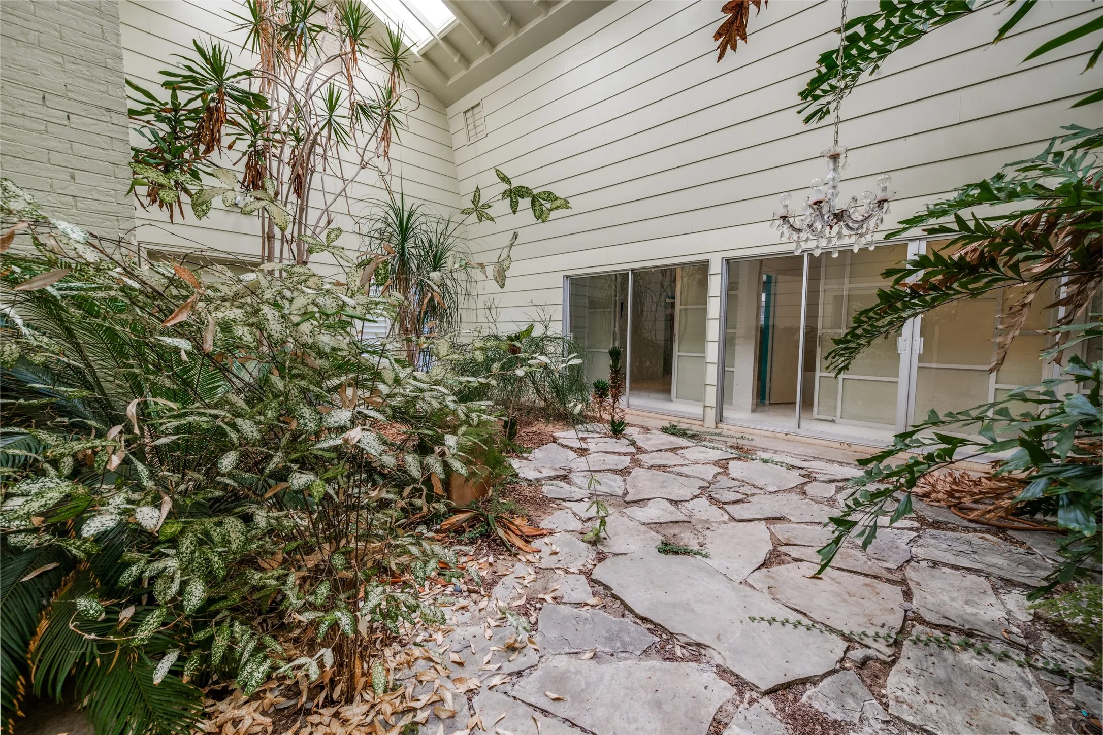 Single Family Residence For Sale in Tarrant County , 4013 Clayton Road E, Fort Worth, Texas 76116, 3 Bedrooms, 3 Bathrooms, 2 Garage spaces, 2,707 Sqft, built in 1966, Price $655,000, mls#21323284, Real Estate Agent in Fort Worth, Homes For Sale in Tarrant county, Homes For Sale in Fort Worth, Realtor in Fort Worth Texas, Real Estate Brokerage Independent Realty Texas, Luminita Cordes Realtor
